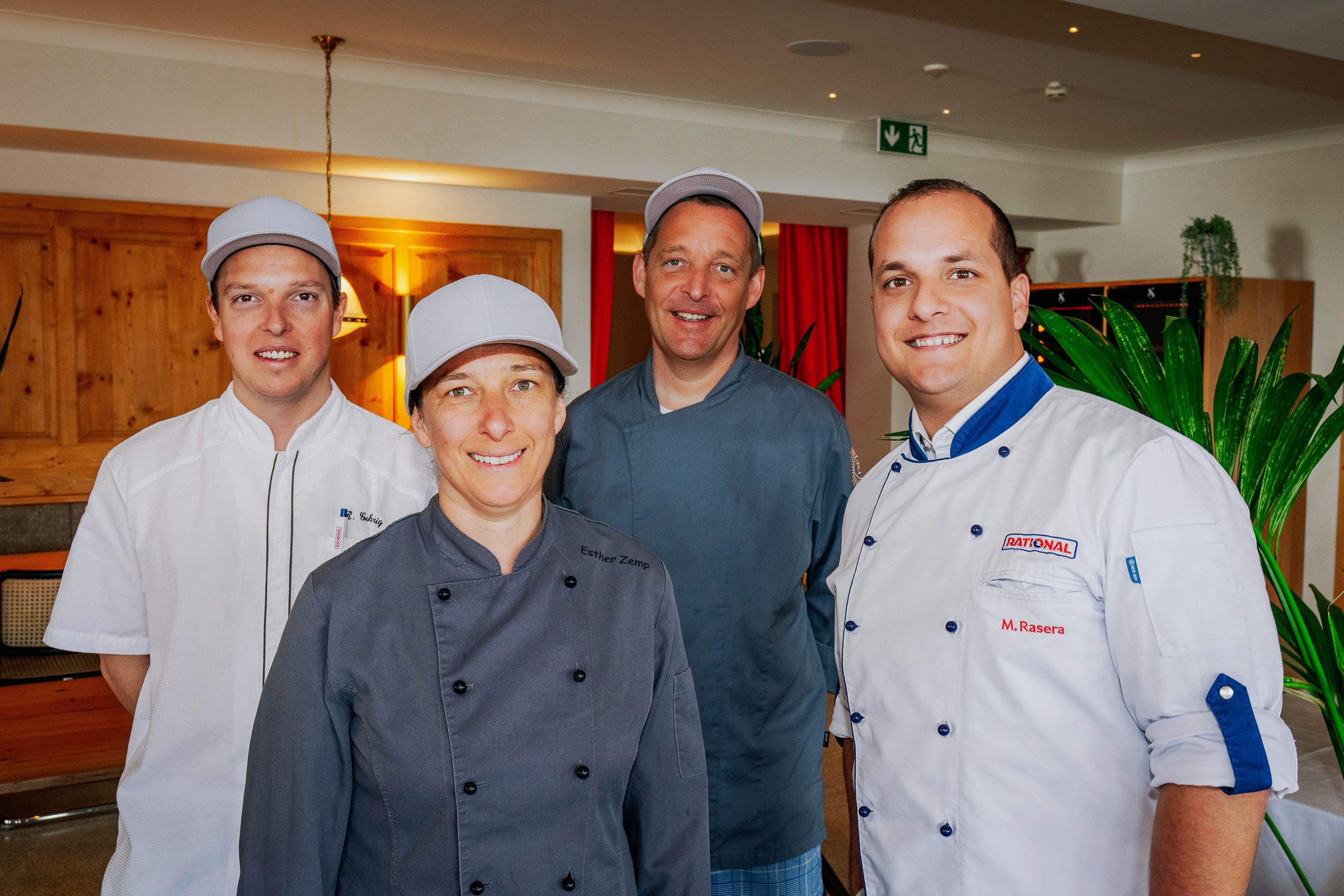 An Spitzentagen bereitet das Küchenteam bis zu 600 Mahlzeiten zu. (V.l.) Küchenchef Raphael Gehrig, Pâtissière Esther Zemp und Sous-Chef Martin Theuer schätzen dabei die Unterstützung der Rational-Geräte und die verlässliche Betreuung durch Marco Rasera, Regionalverkaufsleiter bei Rational.
