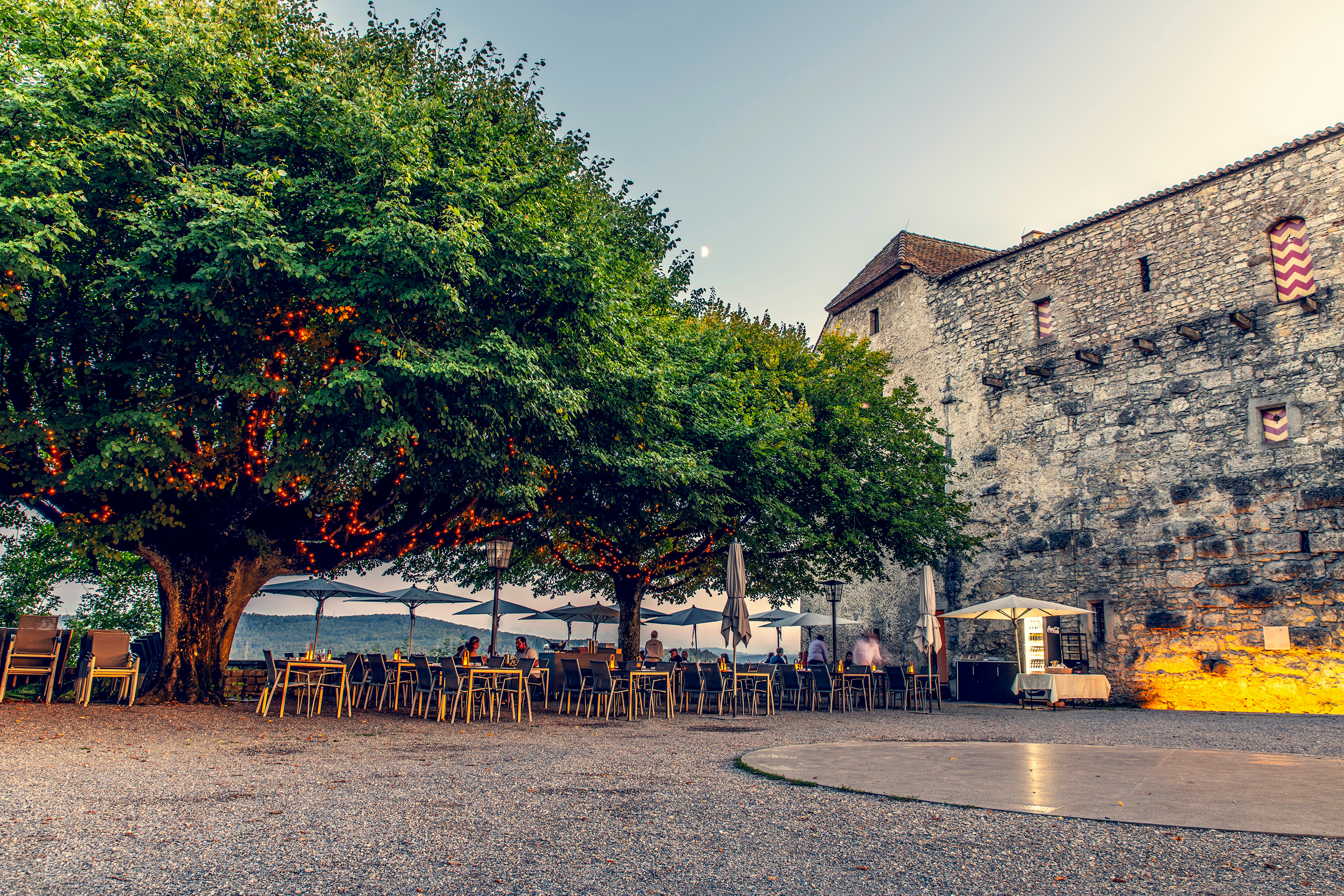Von der grossen Terrasse aus hat man den perfekten Blick übers Aargauer Mittelland.