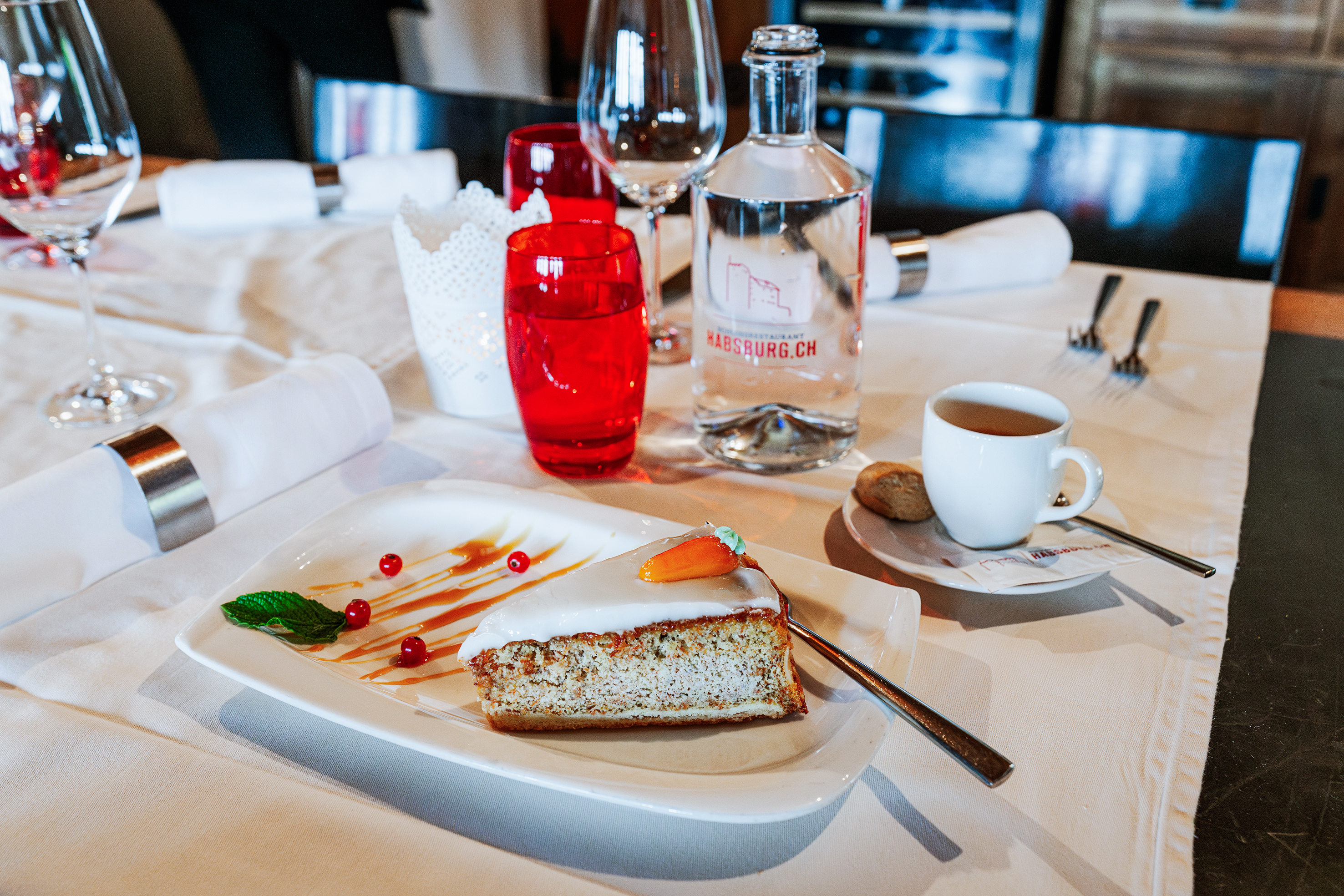 Ein beliebter Klassiker auf der Speisekarte: die Aargauer Rüeblitorte, dazu passt ein feiner Kaffee.