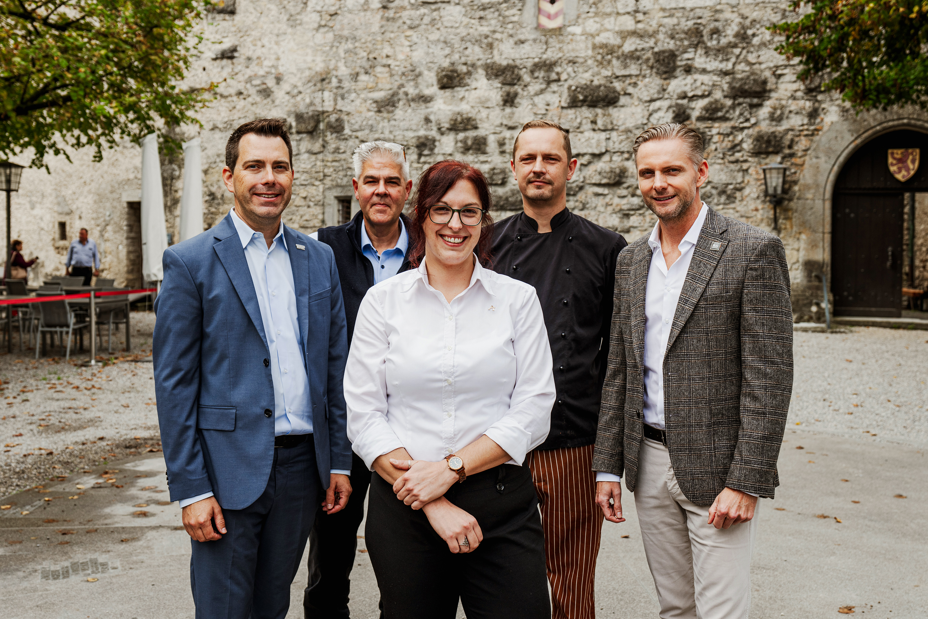 Seit vielen Jahren pflegt das Schlossrestaurant eine enge Partnerschaft mit Cafina (v.l.): Stefan Saner, Gebietsverkaufsleiter der Cafina AG, Schlossherr Pascal Rothmund, Nathalie Ernst, Assistentin der Geschäftsführung, Kristian Kaldoja, Küchenchef, und Sascha Furrer, Leiter Verkauf Ost bei der Cafina AG.