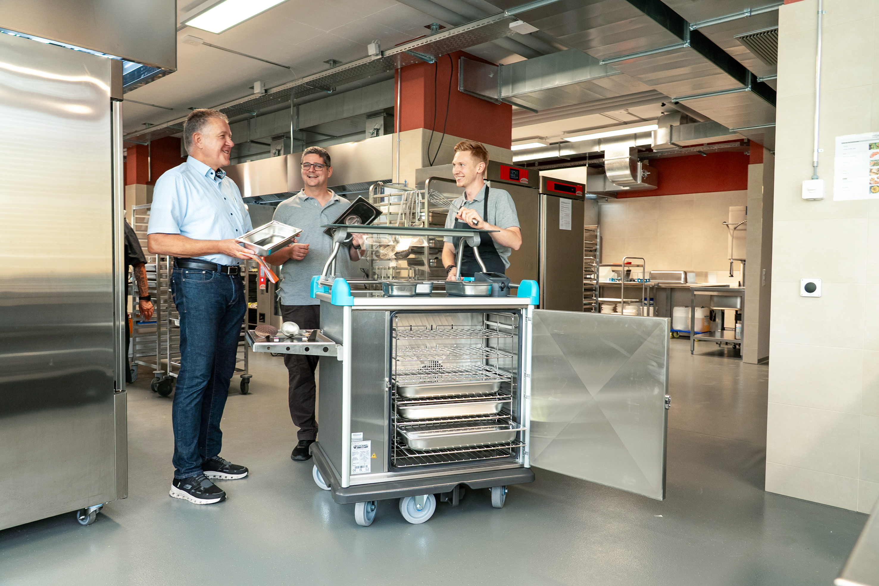 Beat Steffen von der Steffen Gastro AG, Culinaria-Betriebsleiter Christoph Stauffer und Küchenchef Philemon Kleeb (v.l.) streben punkto Speiseverteilung alle dieselben Werte an: Qualität, Effizienz und einfaches Handling.