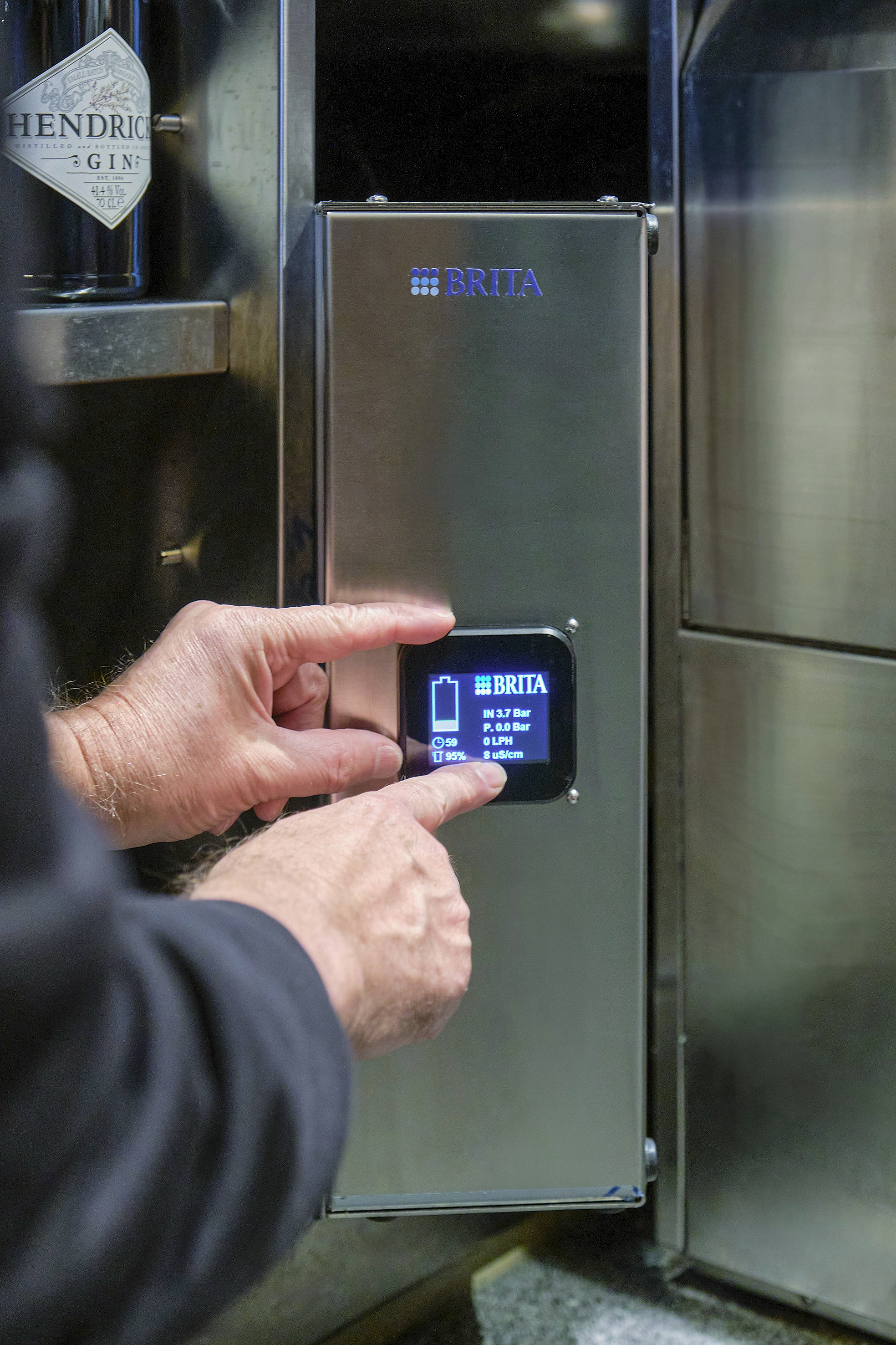 Das integrierte Display gibt Auskunft über wichtige Parameter wie Druck, Wasserdurchsatzrate und Leitfähigkeit des Filtrats.