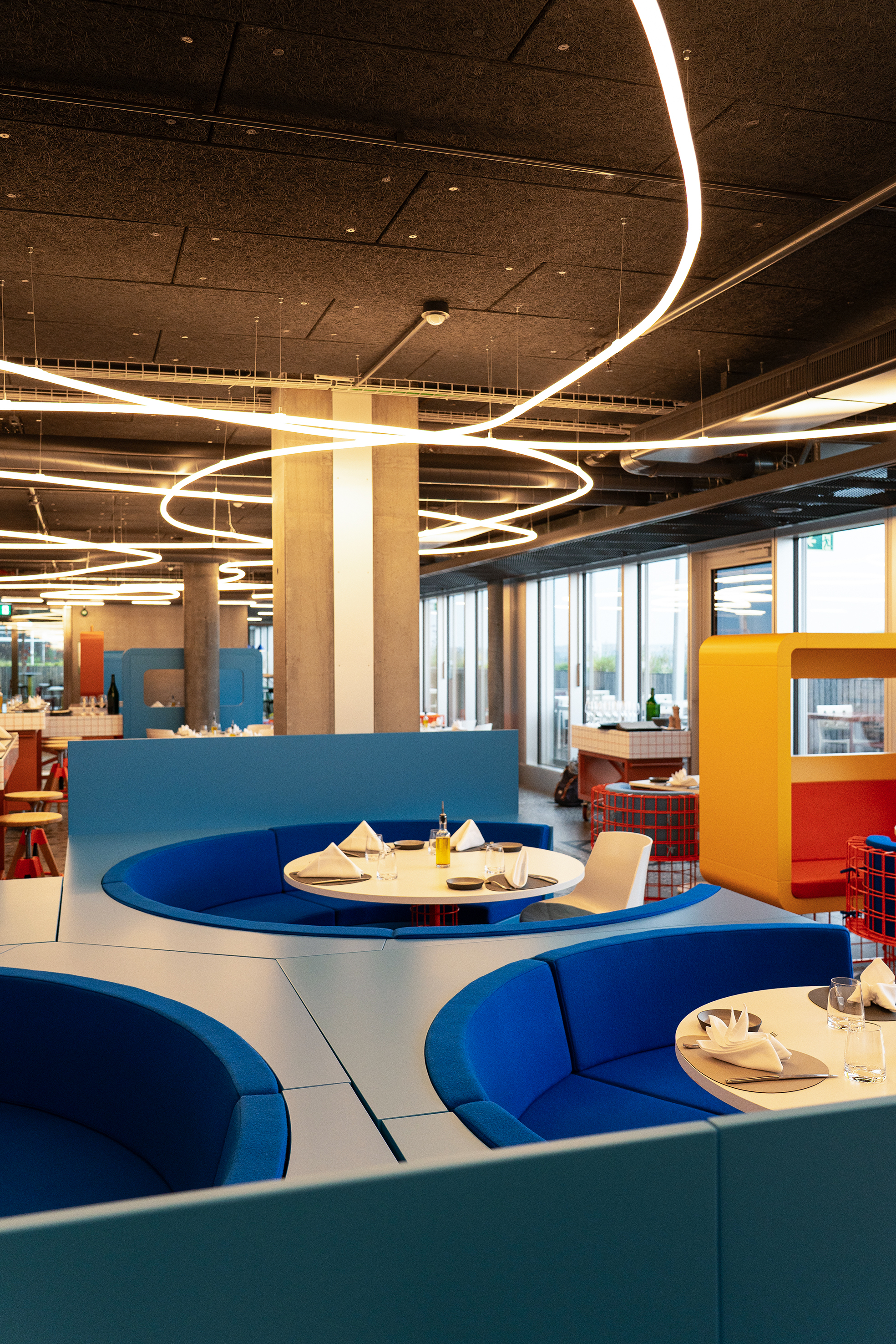 Das für alle offene FoodLab besteht aus vier Selbstbedienungsständen sowie einem À-la-carte-Restaurant. Hier sammeln Jugendliche erste Praxiserfahrungen in Küche und Service.