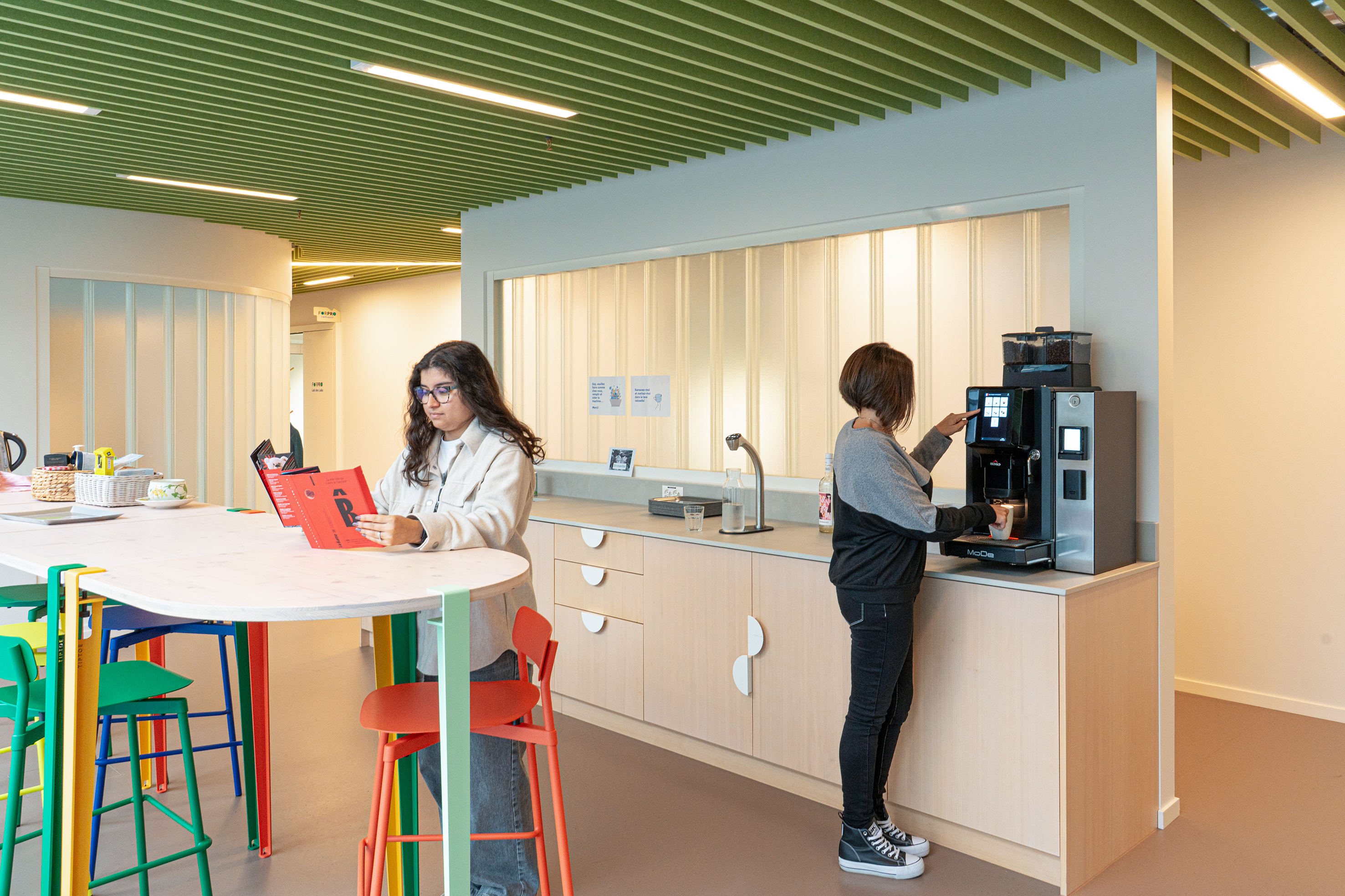 Sieben vollautomatische Egro MoDe-Maschinen, die für ein grosses Verbrauchsvolumen geeignet sind, stehen auf allen Etagen des ForPro-Zentrums.