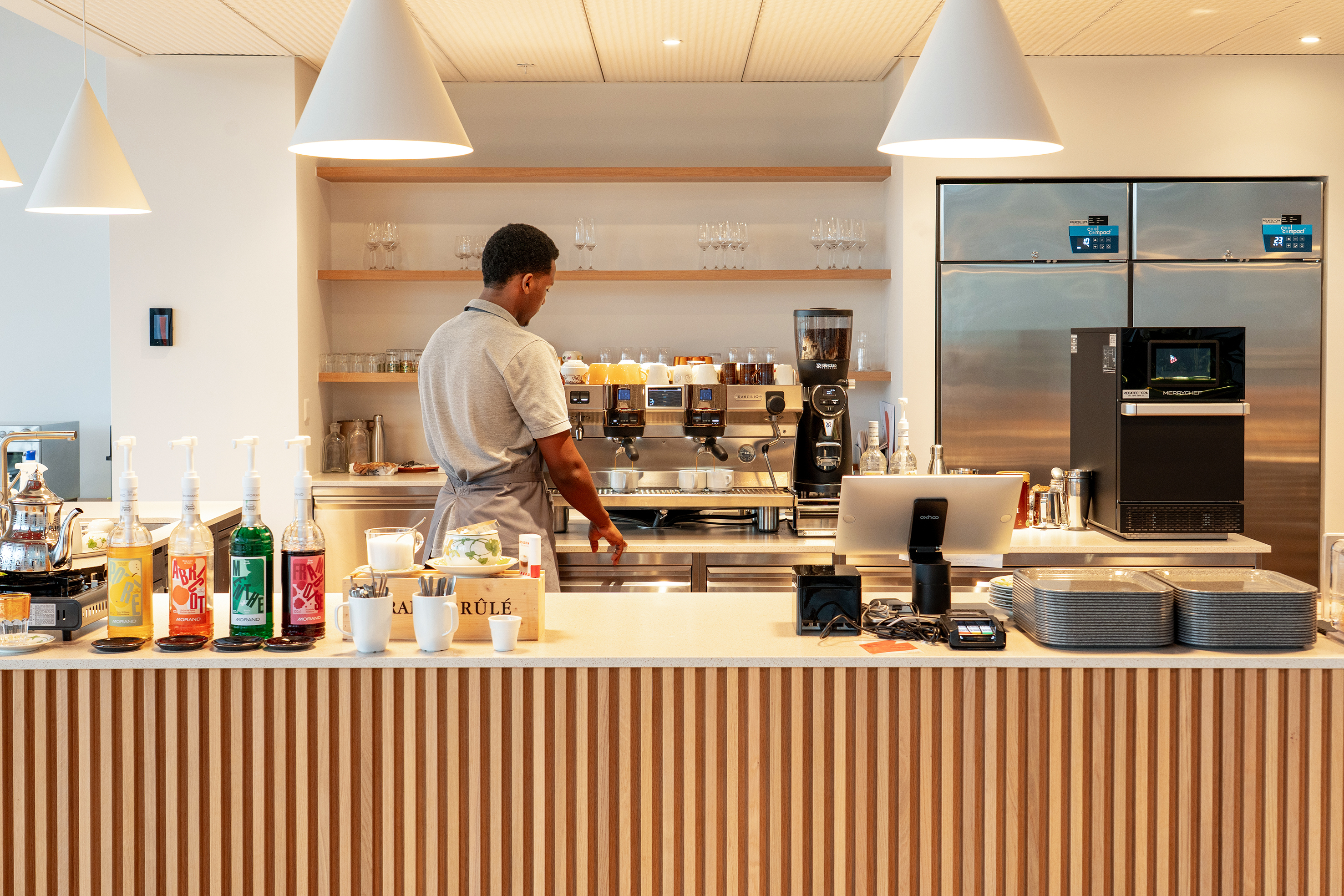 Die Lernenden üben den Umgang mit der Siebträgermaschine Rancilio Specialty Invicta.