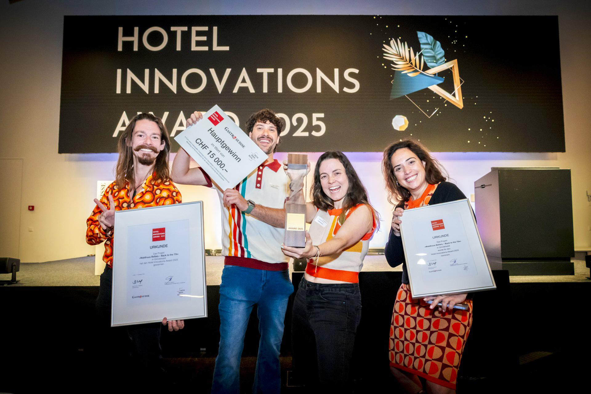 Die Groove Crew feiert den Gewinn des Hotel Innovations-Awards / Weiterer Text über ots und www.presseportal.ch/de/nr/100007695 / Die Verwendung dieses Bildes für redaktionelle Zwecke ist unter Beachtung aller mitgeteilten Nutzungsbedingungen zulässig und dann auch honorarfrei. Veröffentlichung ausschließlich mit Bildrechte-Hinweis.