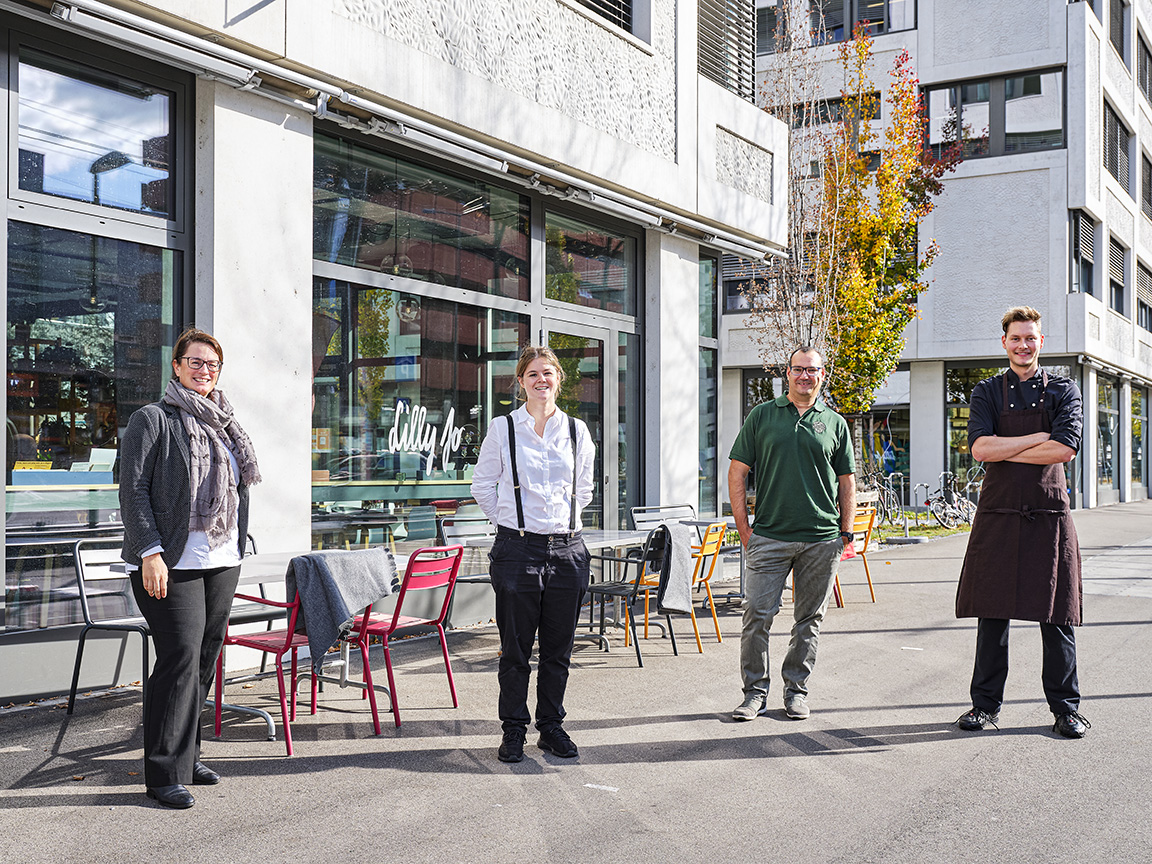 Stehen zusammen ein für mehr nachhaltigen Genuss. Von links: Melanie Weber von der Unternehmenskommunikation der ZFV-Unternehmungen, Larissa Wegmüller, Betriebsassistentin im Lilly Jo Zürich, Adriano Saccon, Leiter Marketing von Hilcona Foodservice, Jérôme Mosbacher, Küchenchef im Lilly Jo Zürich.