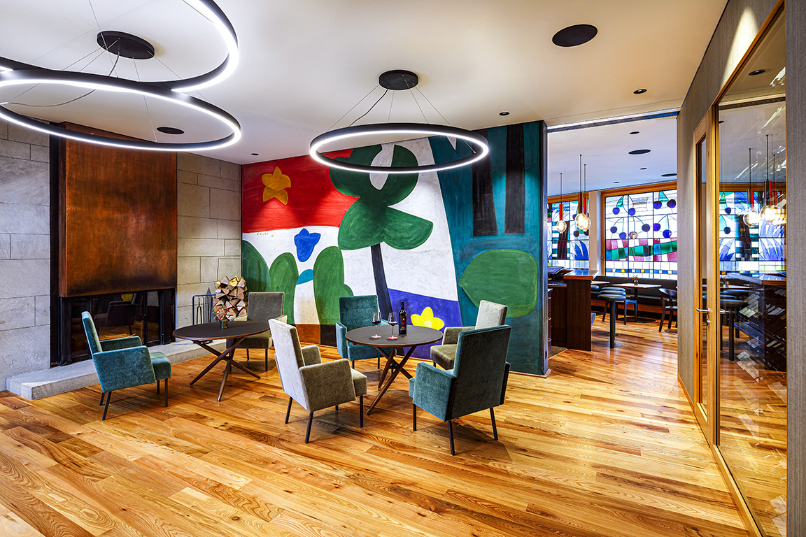 Aus drei einzelnen Räumen wurde ein offener Bereich, in dessen Zentrum ein grosser Weinschrank steht. Bei Bedarf können die Bar, das Ferdinand-Gehr-Zimmer und Kaminzimmer abgetrennt und für sich genutzt werden. 