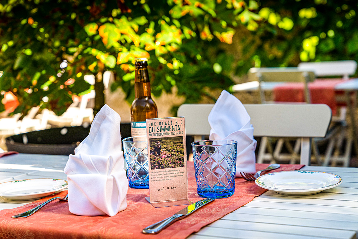 Transgourmet met à la disposition de ses clients des présentoirs de table gratuits à commander en ligne. Ici le présentoir qui raconte l’histoire passionnante du thé froid bio du Simmental.