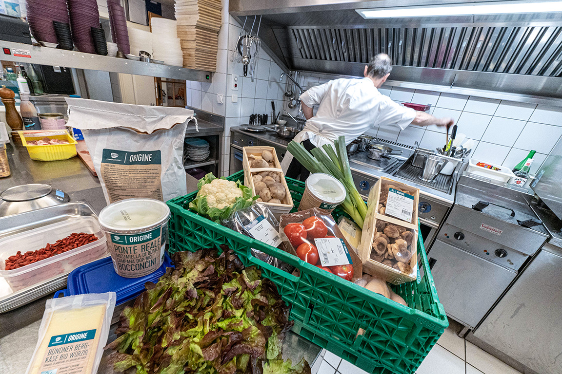 Die Origine Produkte sind eingetroffen und der Küchenchef ist in seinem Element.