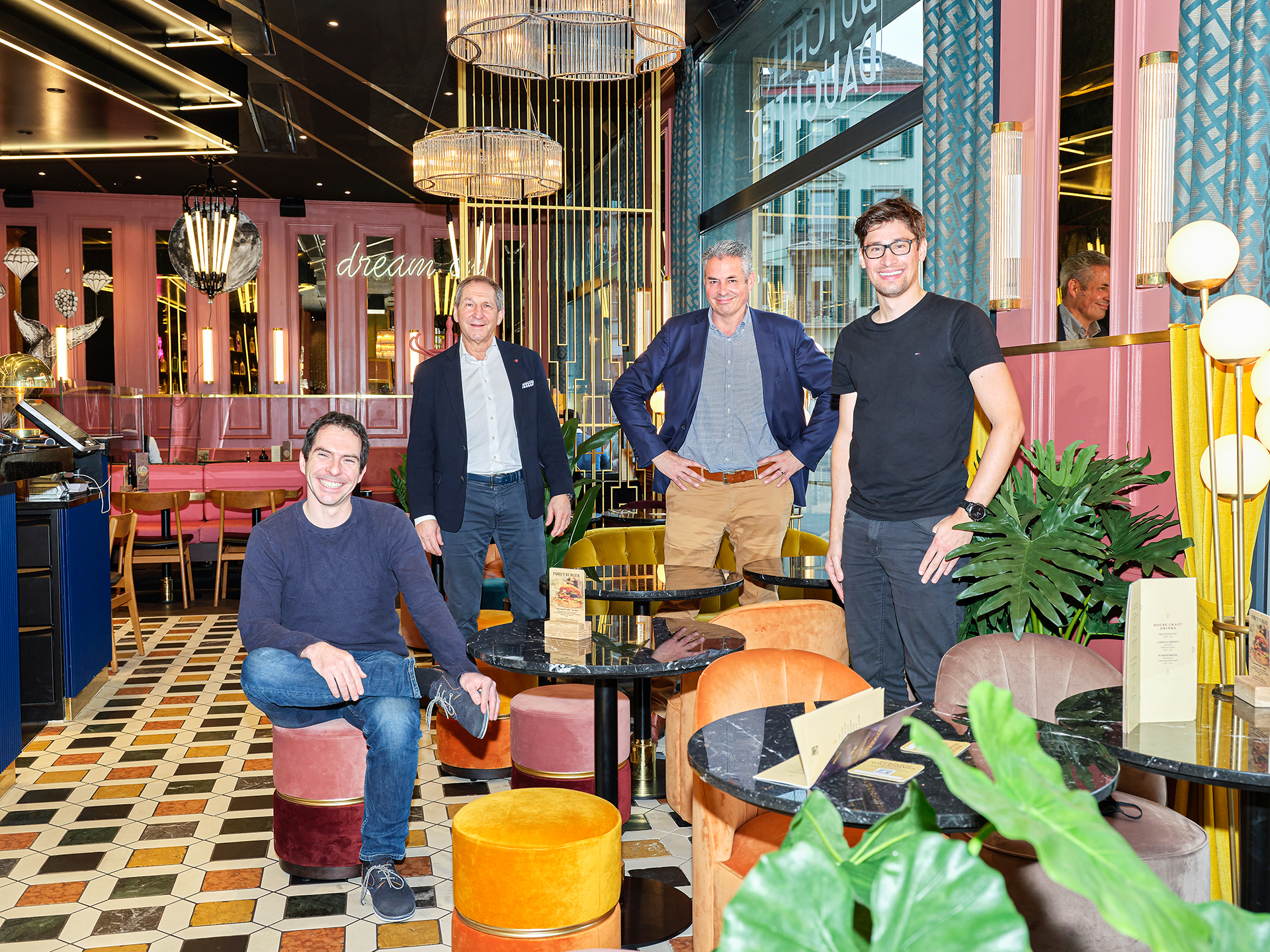 Gemeinsam für eine nachhaltigere Ernährung. Von links: Daniel Wiesner, operativer Leiter der Familie Wiesner Gastronomie AG, Reto Gmür, Förderer von Essento und ehemaliger Geschäftsleiter Gmür AG, Hans Beer, CEO Gmür AG, und Christian Bärtsch, Co-Founder und Geschäftsführer der Essento Food AG.