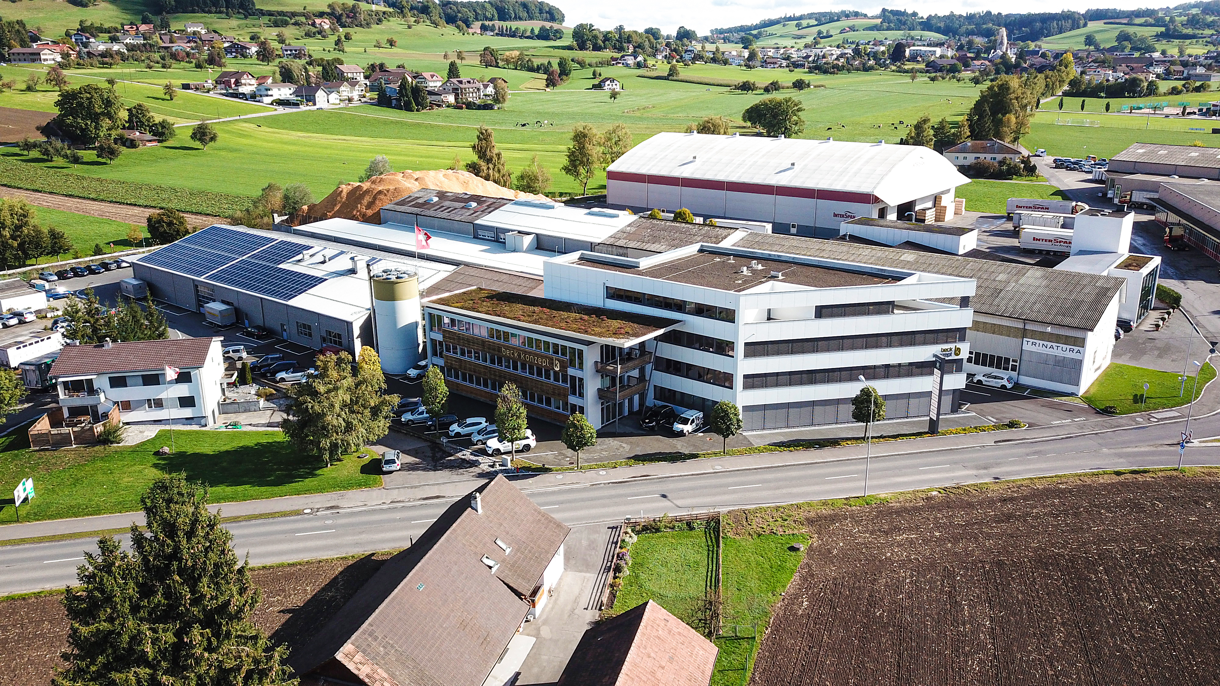 Seit 70 Jahren gehört die beck konzept ag  in Buttisholz zu den führenden Inneneinrichtungs-Unternehmen. Vor kurzem erhielt der Familienbetrieb eine weitere bauliche  Veränderung, als die Büroräumlichkeiten erneuert und das Materialkompetenzzentrum auf der dritten Etage entwickelt wurden. Auch  der Ausstellungsbereich von «easyschrank»  – eine spezialisierte Marke der  beck konzept ag – wurde neu aufgegleist.