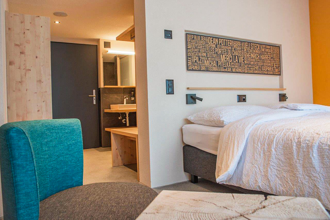 Chic und gemütlich eingerichtete Zimmer sowie einem warmen Farbkonzept.