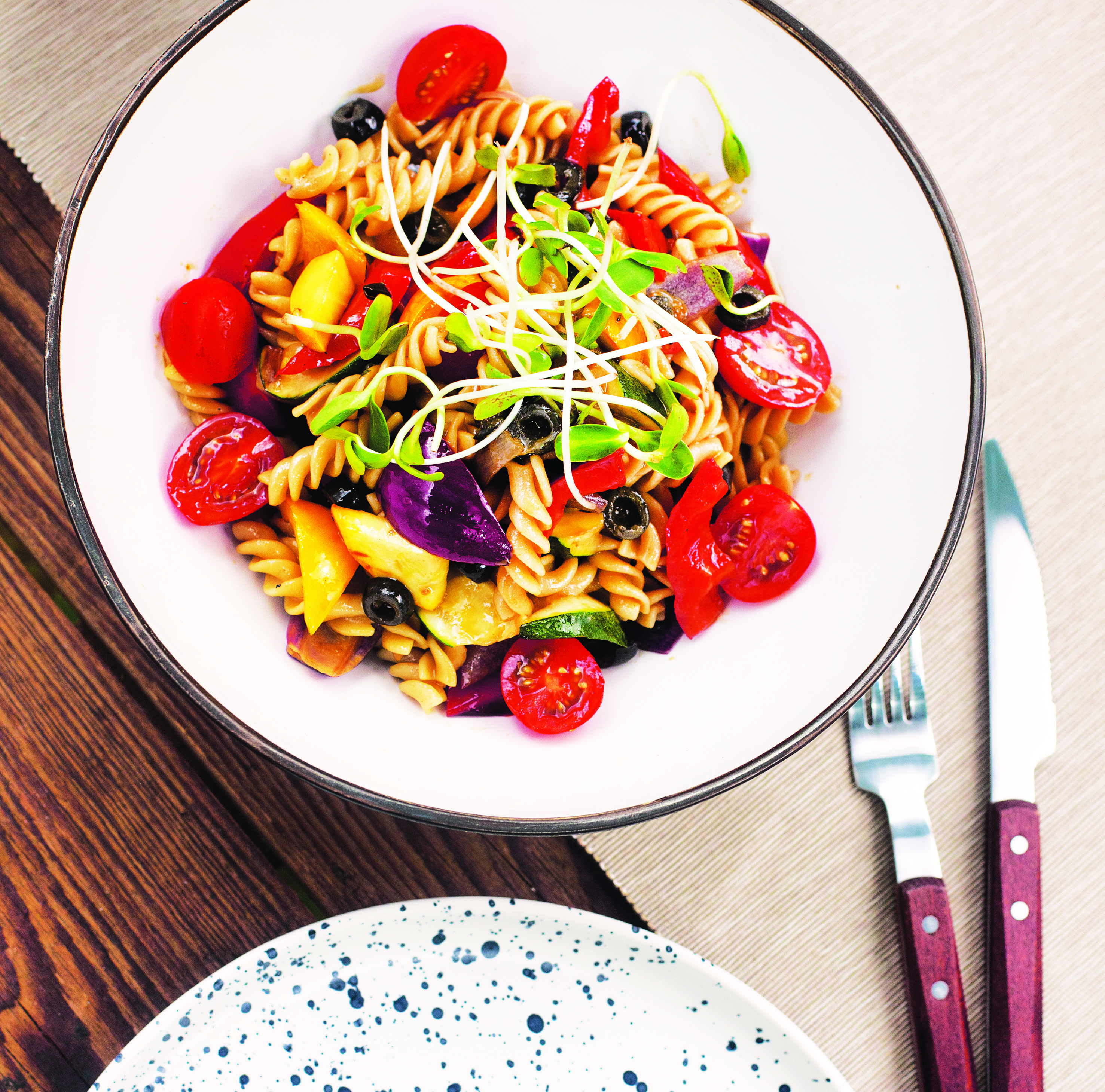 Tomaten, Oliven, Peperoni und Zucchetti, eingebettet in einem Nudelsalat ist nicht nur für den Gaumen, sondern nur schon für das Auge ein Genuss. Abgerundet wird der Salat mit einem sommerlichen Dressing aus Olivenöl, Sojasauce und etwas Ponzu Sojasauce Zitrone, dazu Senf und Honig.