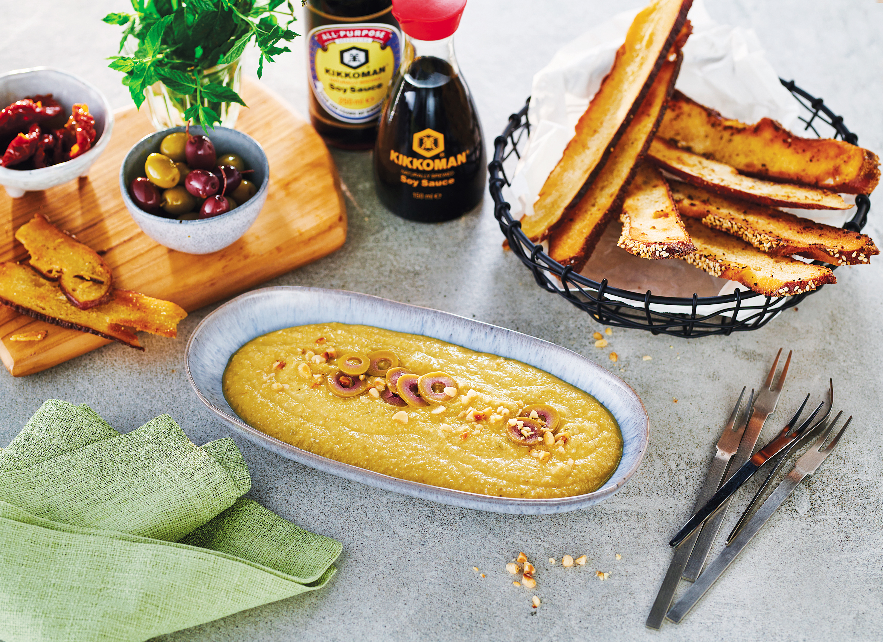 Oliven in Kombination mit Apfelmus? Nein? Wir sagen doch: Dazu etwas Zitronensaft, Olivenöl und Sojasauce von Kikkoman, wenig Zucker und obendrauf zerkleinerte Kapern. Zum Oliven-Sojasauce-Dip passt dünnes, knusprig geröstetes Baguette.