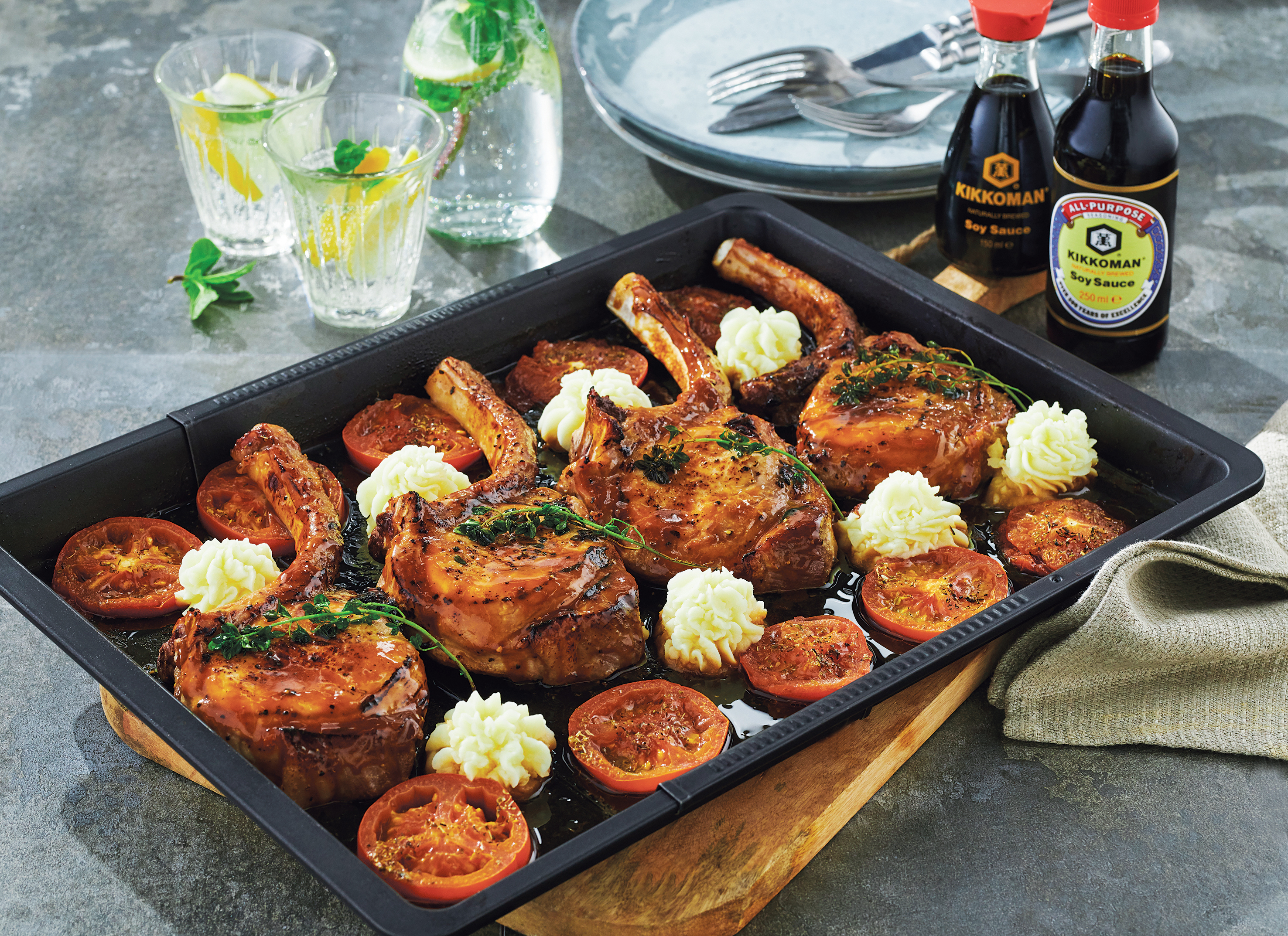 Côtelettes marinées avec une sauce douce et fruitée combinée à du soja. La sauce au soja de Kikkoman garantit non seulement une expérience gustative corsée mais également que la viande reste bien juteuse.