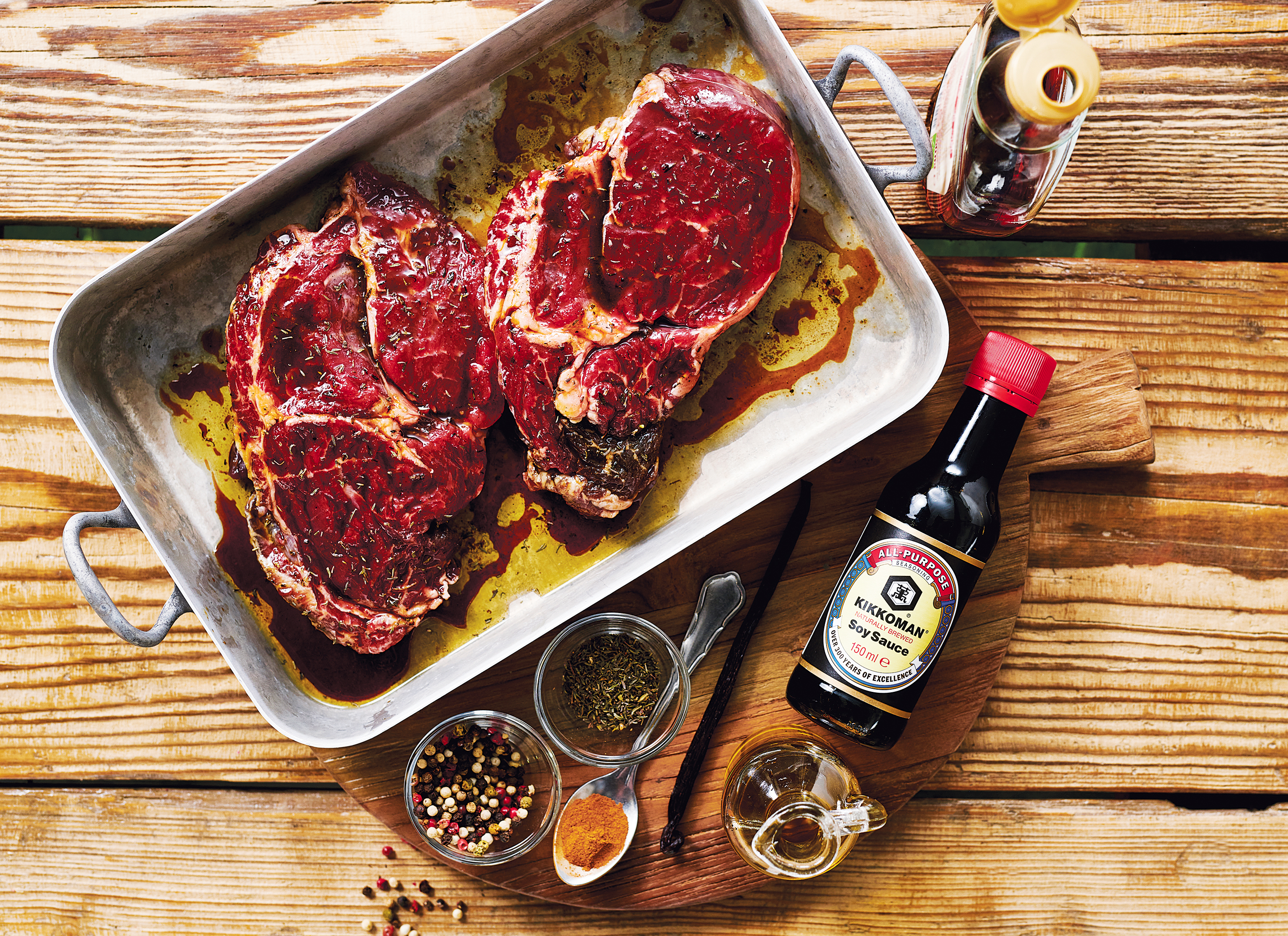 Non seulement une viande marinée dans de la sauce au soja acquiert un goût tout à fait délicieux mais elle n’en devient également que plus juteuse. En effet, grâce aux enzymes contenus dans la sauce au soja, la quantité d’eau en mesure de s’extraire des muscles de la viande se réduit.