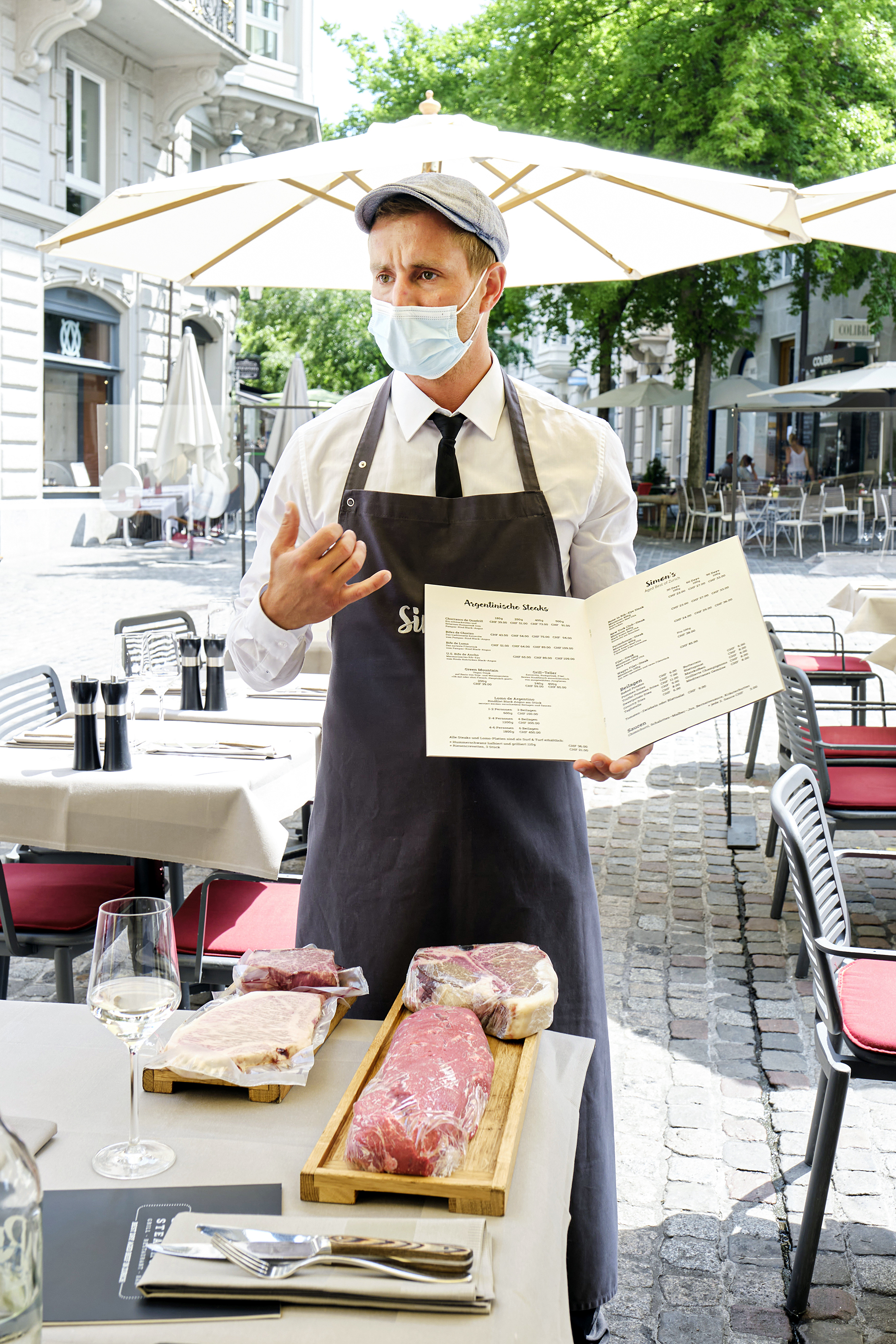 Qualität und Service: Die verschiedenen Fleisch-Sorten werden zur Auswahl direkt am Tisch kompetent präsentiert.