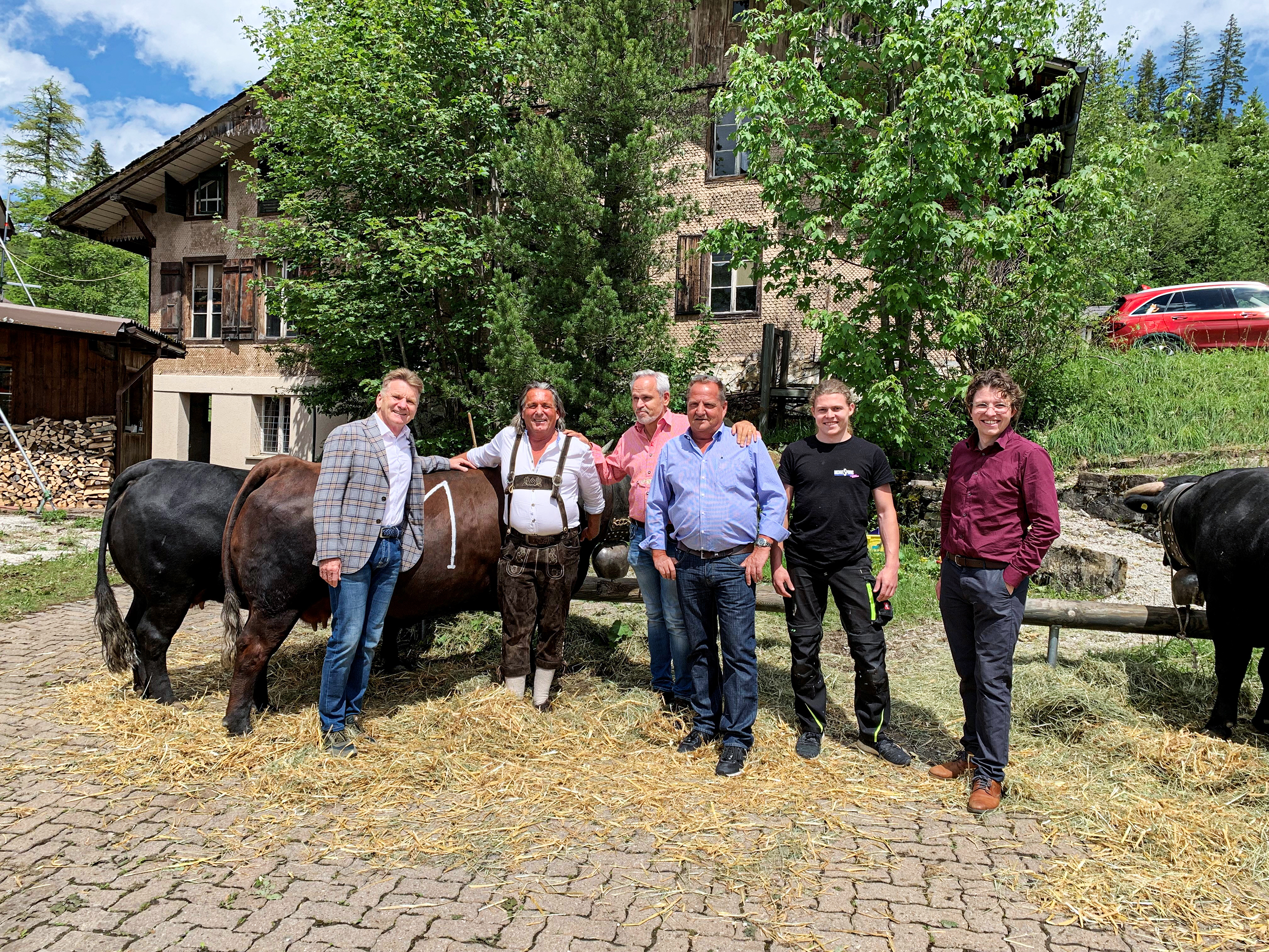Sie haben das Restaurant Ottenleuebad auf Vordermann gebracht (v.l.n.r.): Unternehmer Hans-Ulrich Müller, Ottenleuebad-Pächter Patric Dillon und seine  Eringer-Kühe, die Eringer Lodge Partner Bruno Rappo und Urs Grossen sowie Michael Spring (Bauleiter) und sein Bruder Andreas Spring (Gastro Bernapark).