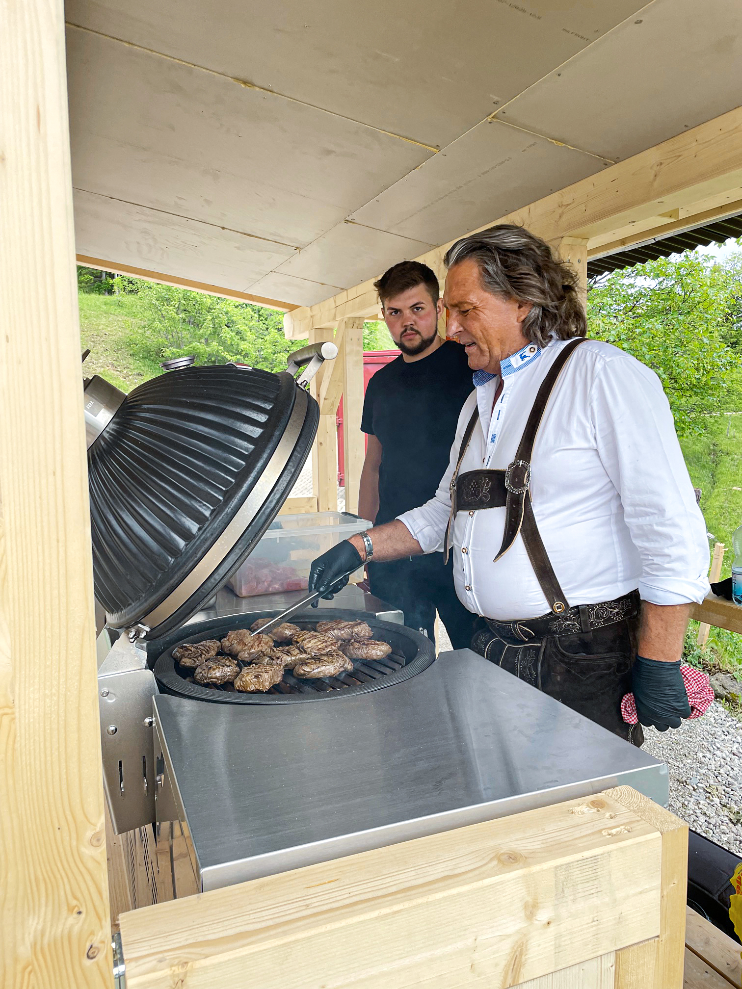 Patric Dillon (rechts)  in vollem Einsatz bei der Zubereitung der Eringersteaks.