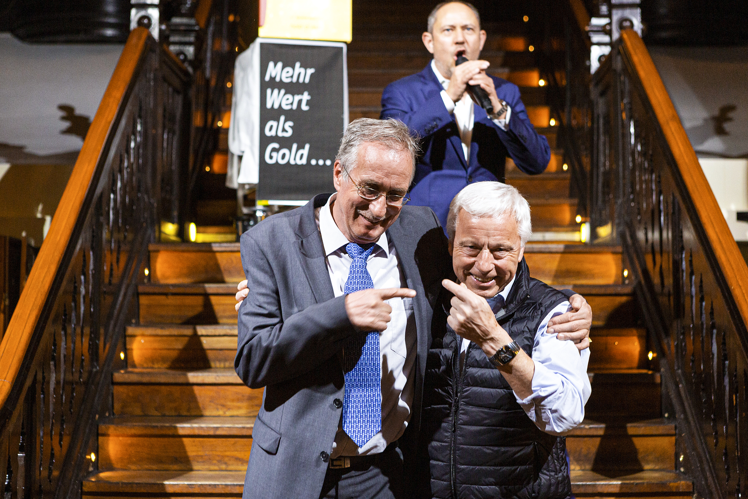 In aller Freundschaft und  immer für einen Spass zu  haben: Lucien Mosimann und  Armin Fuchs, die zurück tretenden Mentoren des  Kochwettbewerbs  «Der Goldene Koch».