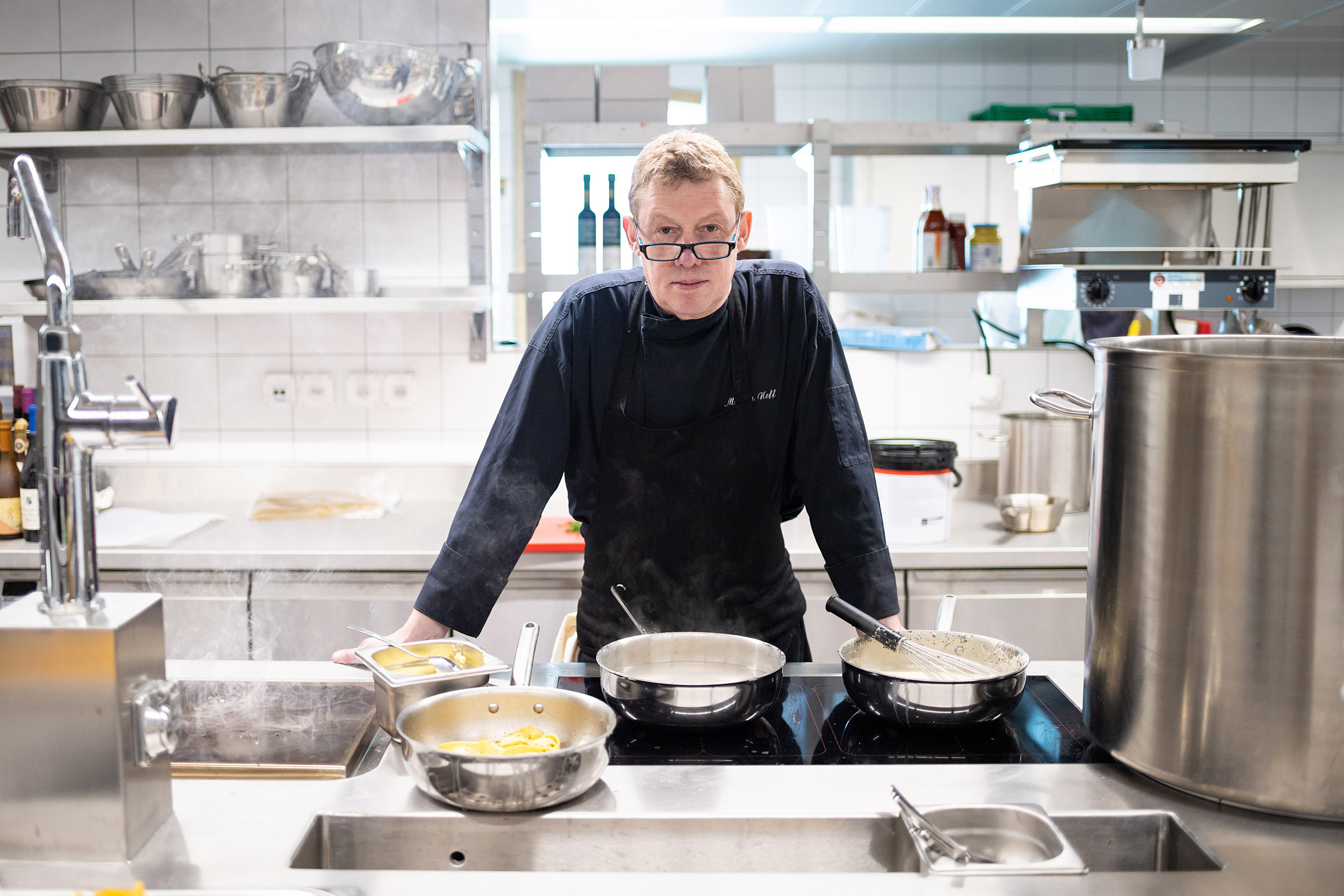 Mit zwei zusätzlichen GaultMillau-Punkten würdigt GaultMillau Markus Neff als «Der Beste der Berge». 