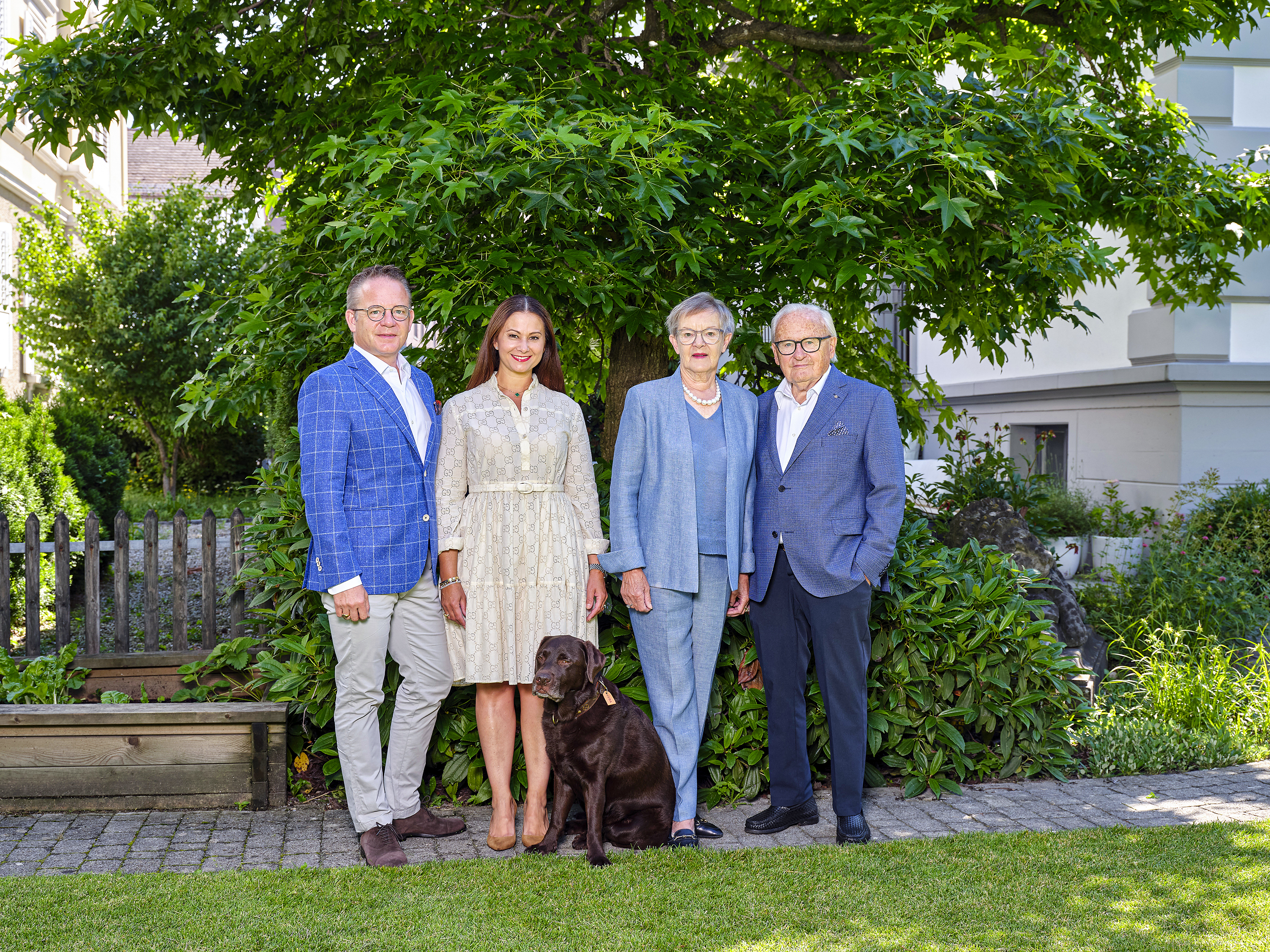 Eine erfolgreiche Familiengeschichte aus Gossau: Das Unternehmen Delico AG wird in zweiter Generation geführt. Beatrice und Alex 
 Fürer übergaben die Geschäftsführung seinerzeit  ihrem Sohn Matthias, im Bild zusammen mit seiner Gattin Silvia und Labrador Hündin «Cuba».