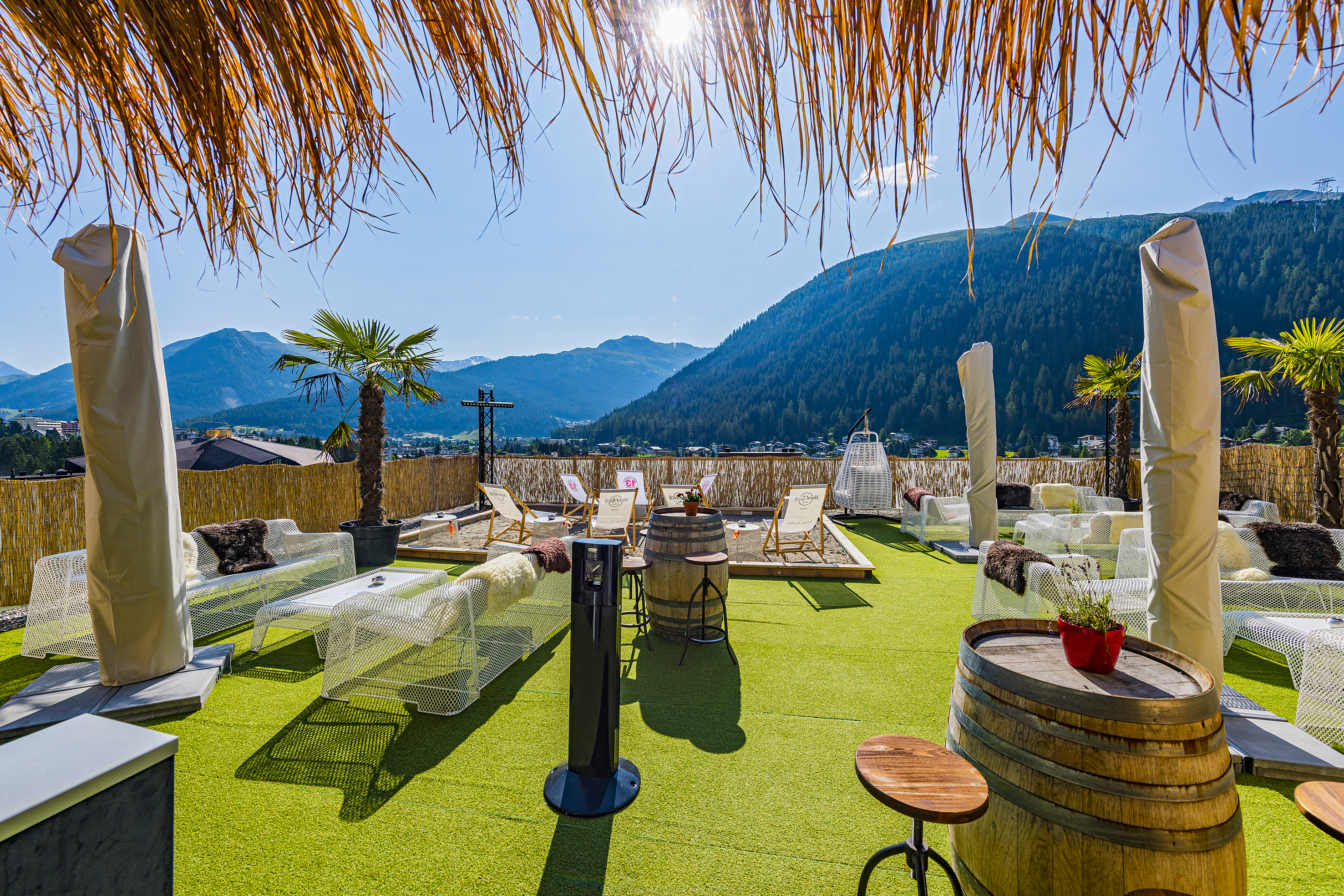 «Eine der schönsten Aussichten in Davos» schwärmen die Mitarbeitenden des Hotels. Als Davos-Kenner kann GOURMET das bestätigen und geniesst die Sonnenstrahlen von der Rooftop Bar aus.