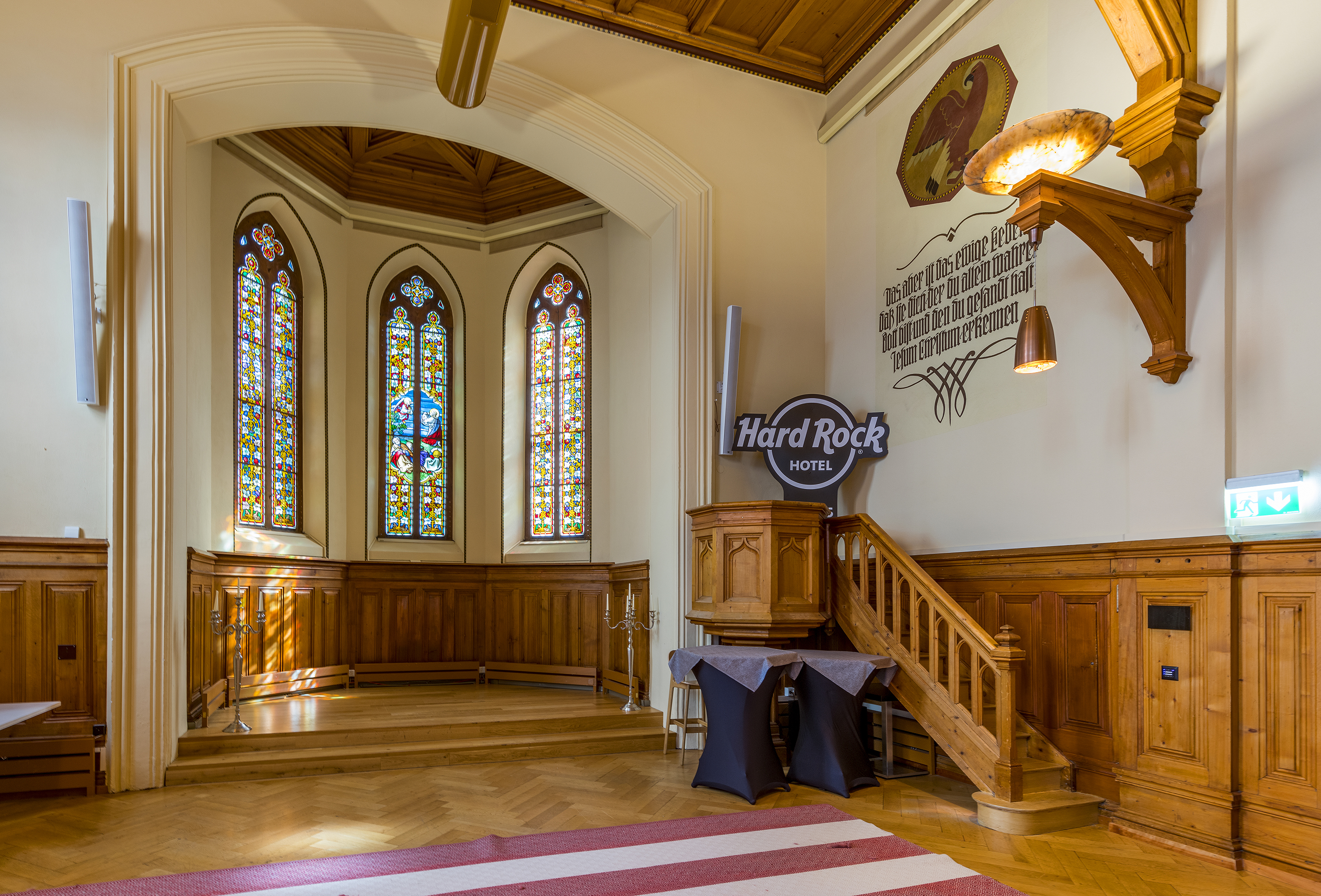 Für das besondere Fest mietet man sich in die entweihte Kapelle des Hard Rock Hotel Davos ein. 