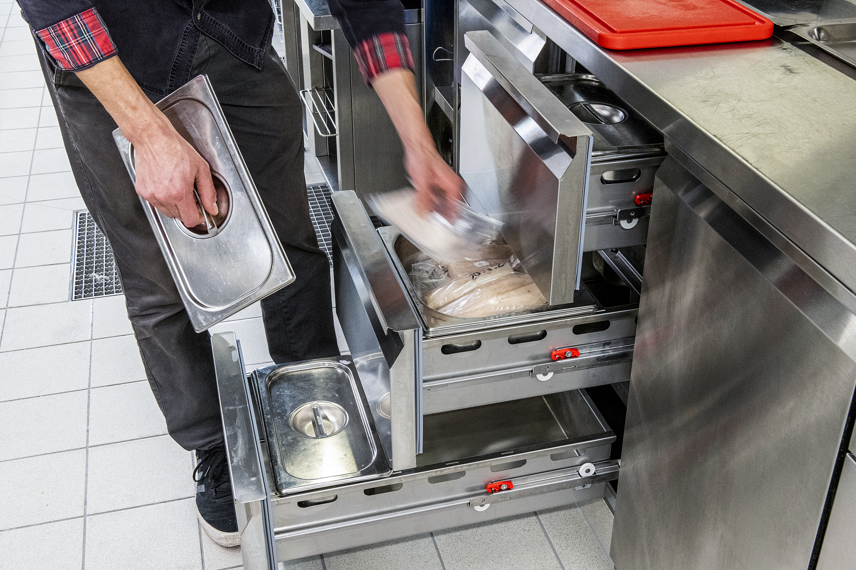 Damit jeder Handgriff sitzt: Kühlschubladen von Elite – und auch hier wieder Halterungen für GN-Behältnisse. 