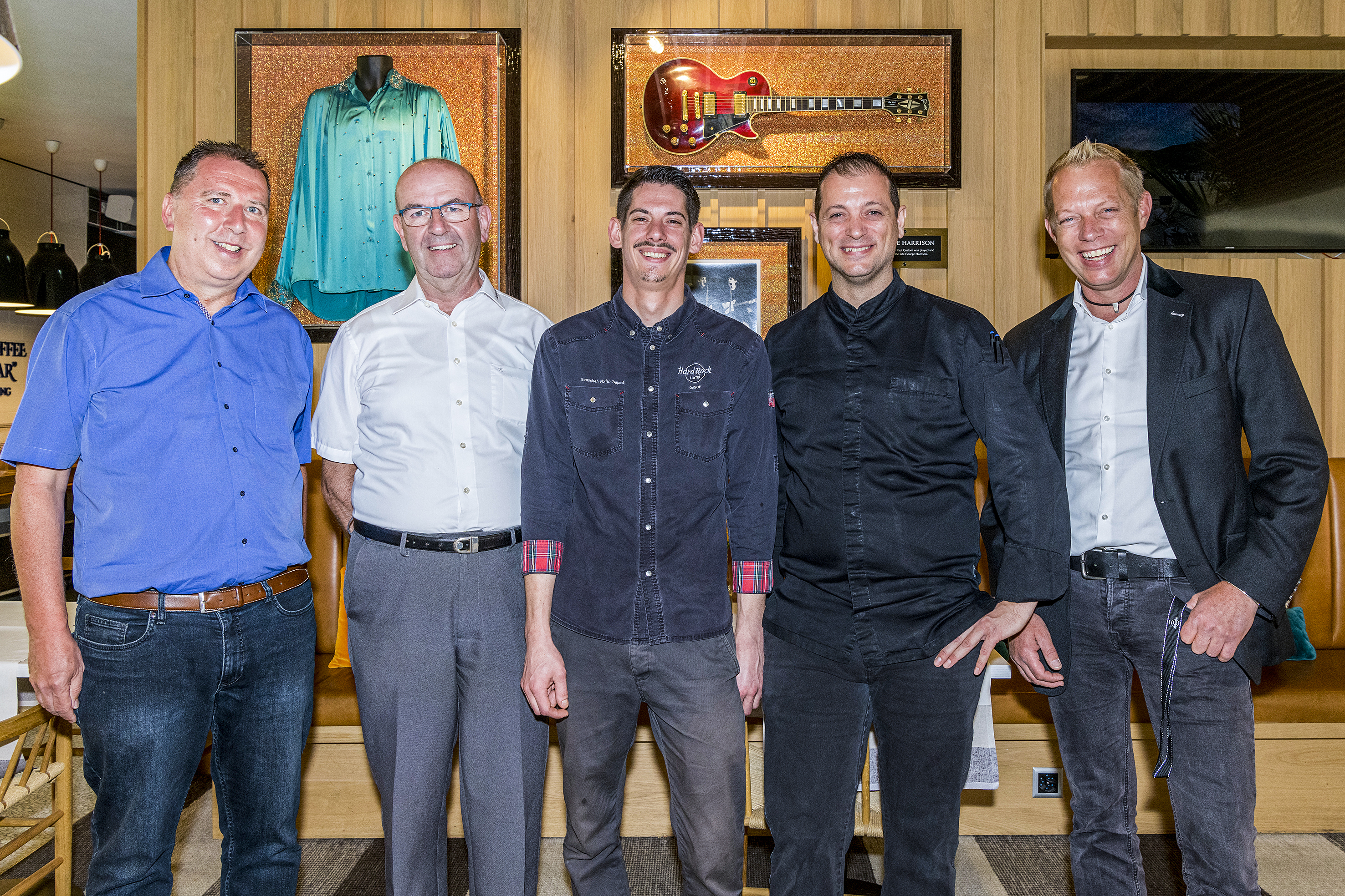 Schafften, das schier Unmögliche möglich zu machen: eine neue professionelle Hotelküche in nur acht Wochen zu planen und zu implementieren. Das starke Team (vl.n.r.): Peter Schmidt, Director of Sales & Marketing im Hard Rock Hotel Davos, Martin Gäng, Verkaufsleiter der Heer AG Gastronomie-Einrichtungen, Sous-Chef Florian Sapadi, Küchenchef Igino Bruno und General Manager Florian K. Walther, General Manager im Hard Rock Hotel Davos.