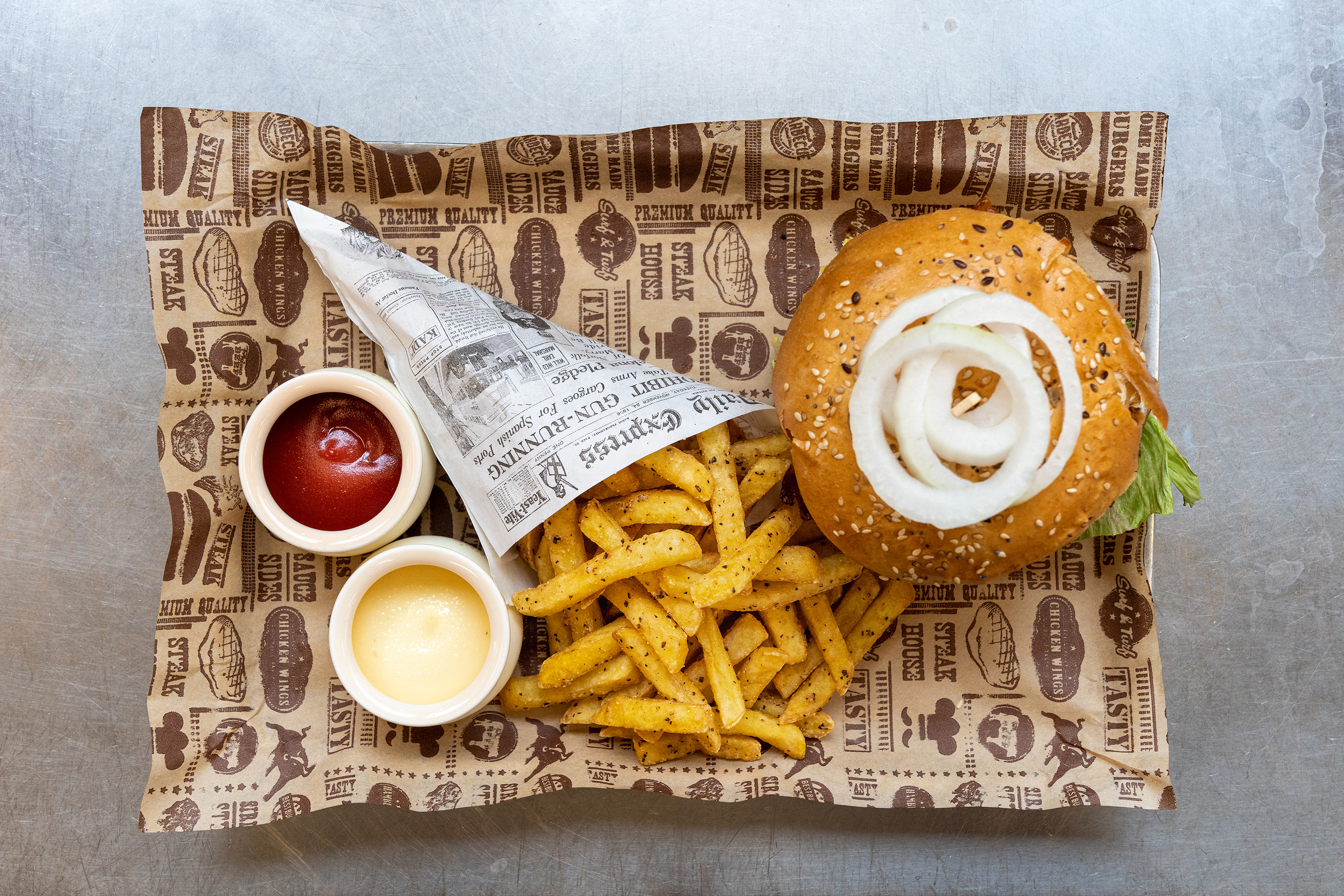Die schönste Beilage, seit es Pommes gibt: die Black Pepper Frites  der Kadi AG, mit bewährtem Knuspermantel und dezent pfeffrigem Geschmack. Die Gäste im Pier 41 in Zug sind begeistert.