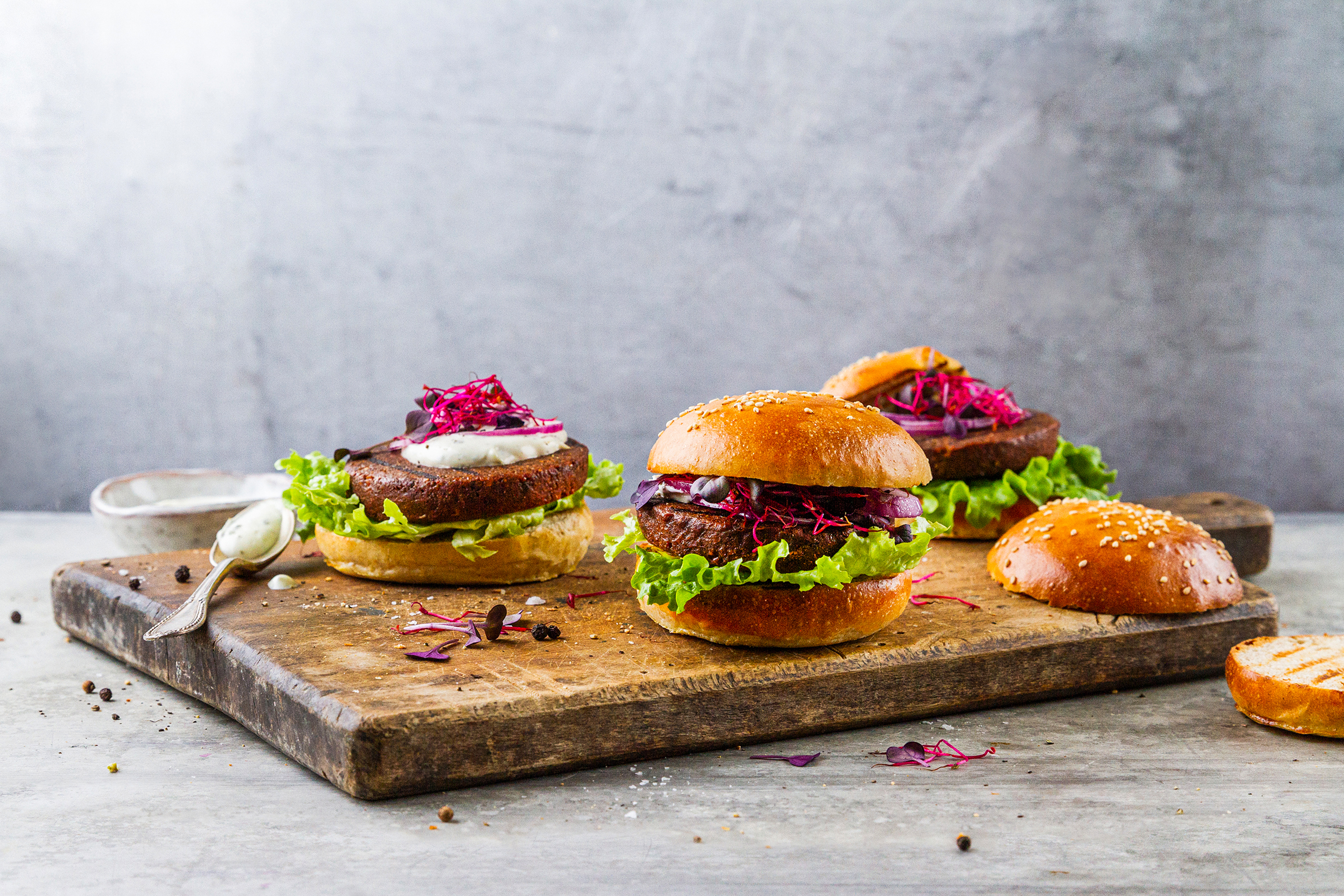Der Essento Insect Burger schmeckt am Besten mit Sprossen, Salat und Grillgemüse.    