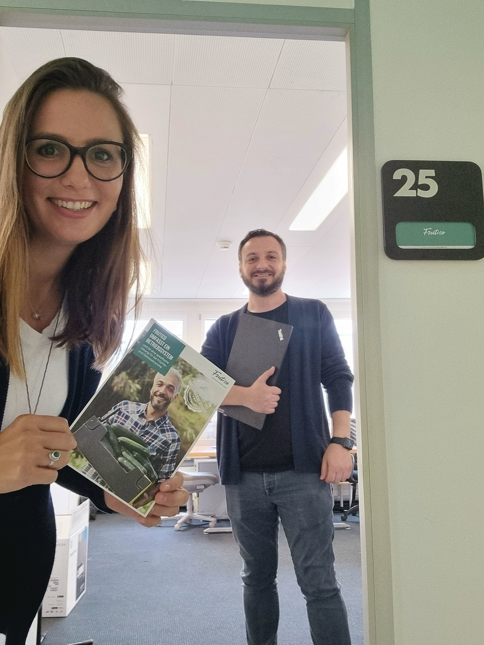 Sales Managerin Bernadette Hug und Support-Chef Ahmet im neuen Office in Winterthur.