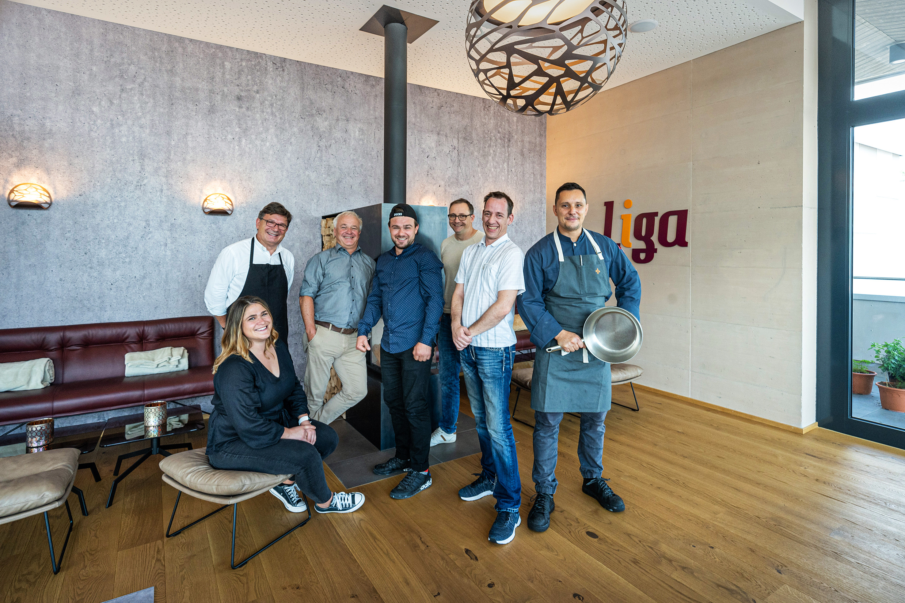 Pächter Slavisa Zivkovic (l.) und Küchenchef Savo Pejic (r.) nehmen das Team der Gamatech AG in ihre Mitte: (v.l.) Kim Linda Kunz, Administration, Christian Kunz, Geschäftsinhaber, Janik Kunz, Servicetechniker, Marcel Capraro, Verkaufsleiter und GL-Mitglied sowie Sven Jost, Geschäftsleitungsmitglied.