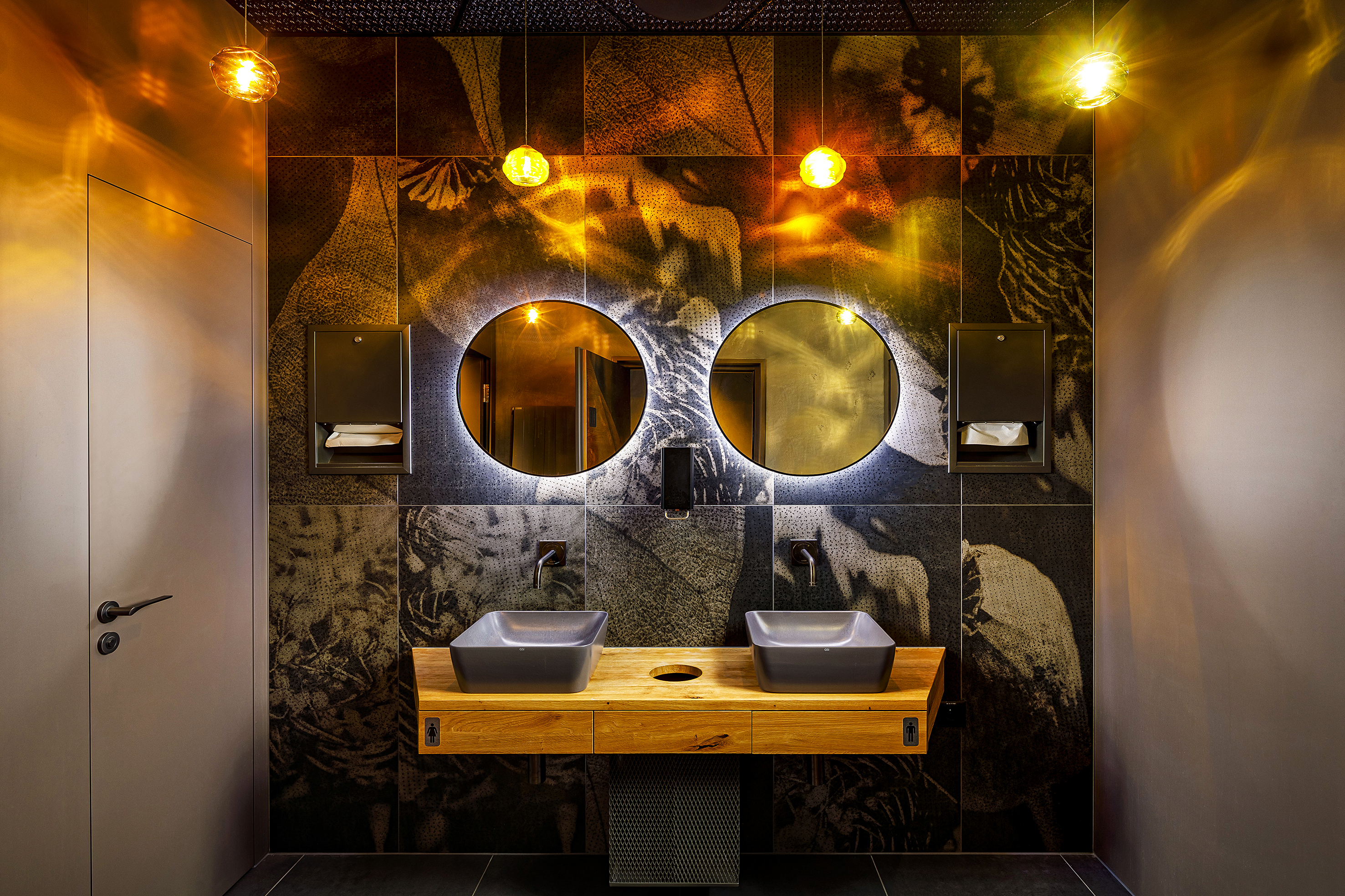 Eine der ersten Unisex-Toiletten in Sursee mit Waschtischen, die sich Mann und Frau teilen. In kleinen Schubladen finden Gäste Dinge, die den Alltag erleichtern.