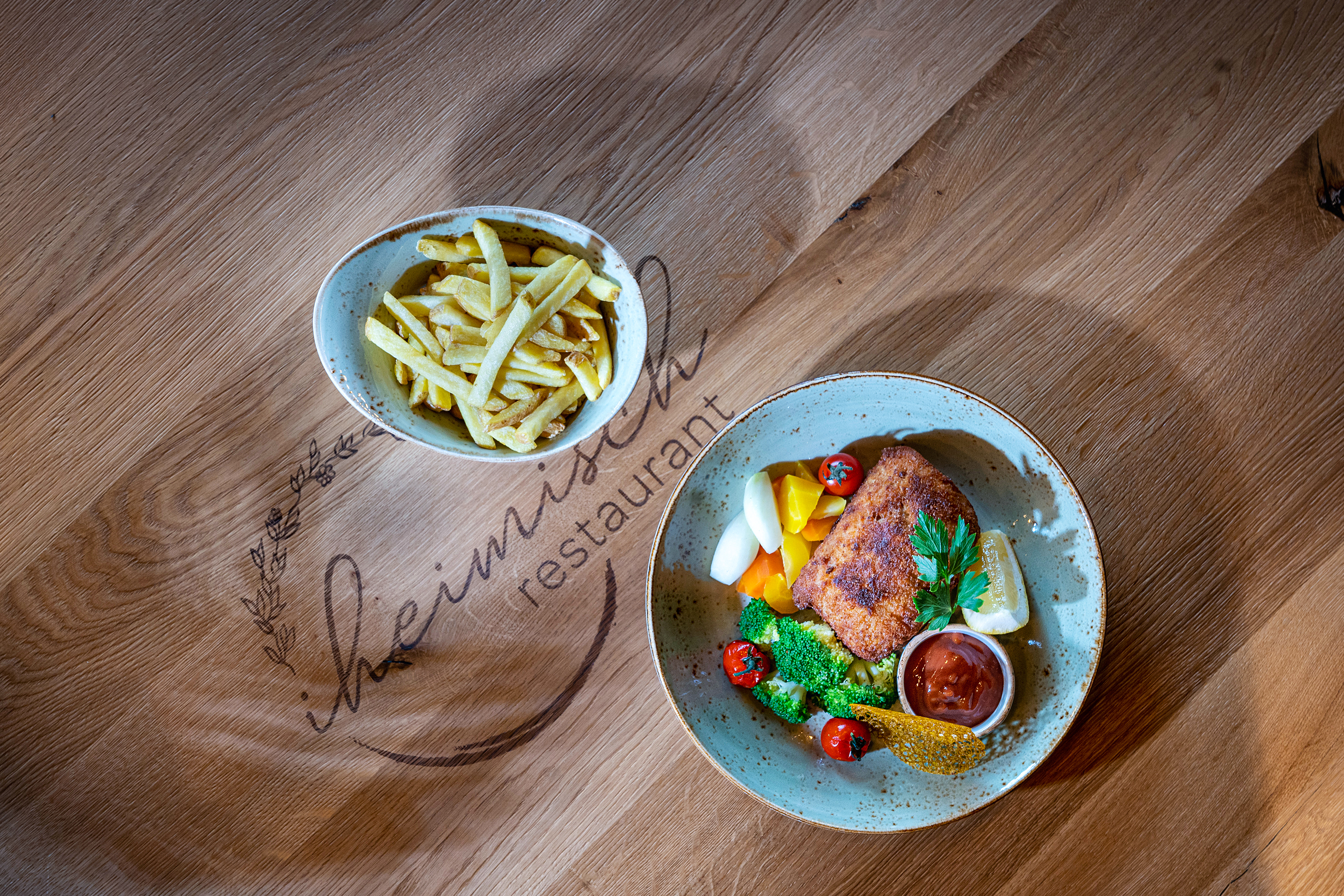 Im Restaurant iheimisch werden Schweizer Klassiker nicht nur optisch inszeniert, sondern auch auf den Teller gebracht. Besonders beliebt und äusserst fein: das Cordon-Bleu mit Pommes.