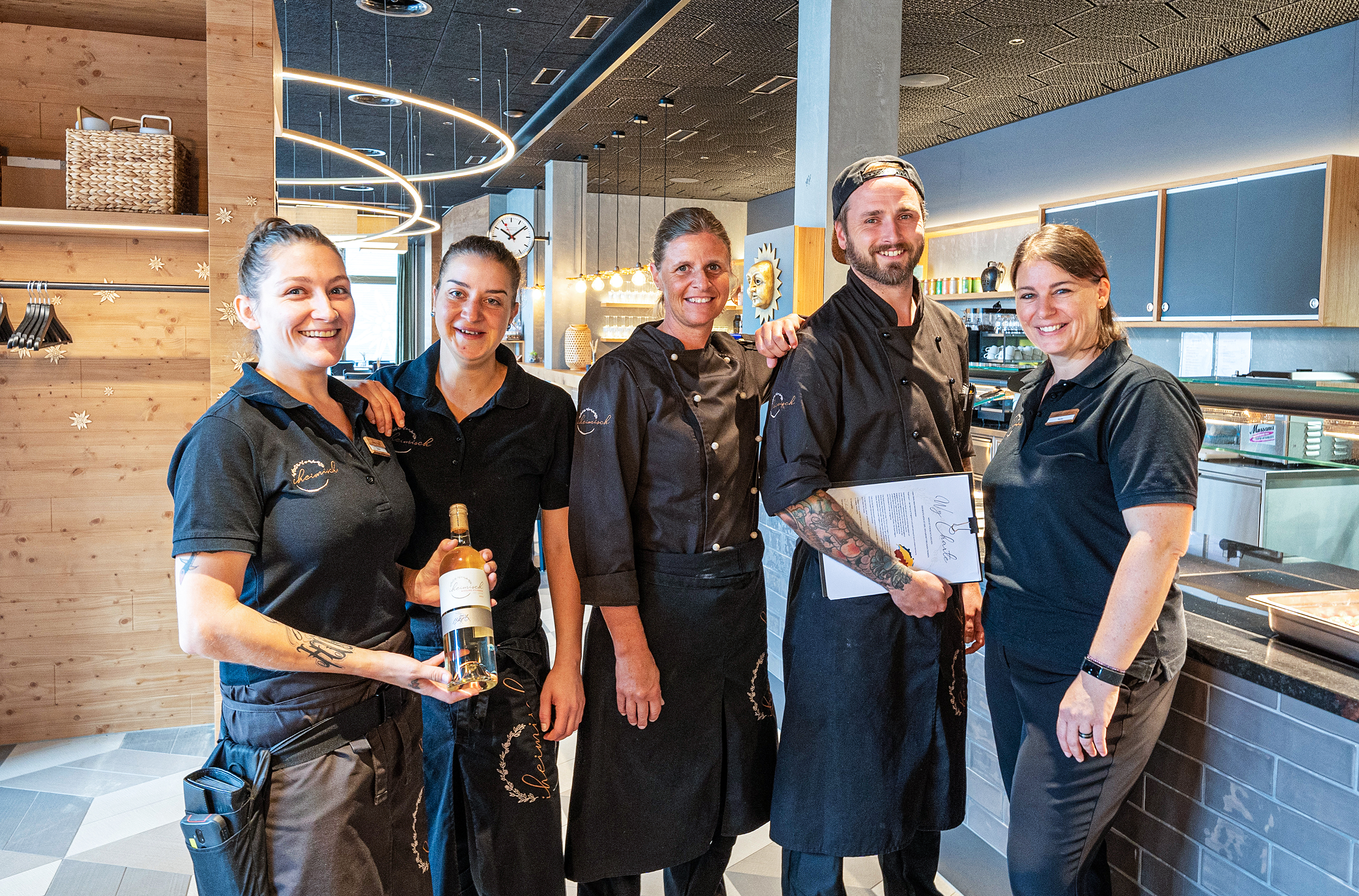 Ein Team, das zusammenhält und von Heike Klopfer (r.), stellvertretende Geschäftsführerin, und Küchenchef Nicolai Berger (2.v.r.), umsichtig geführt wird.