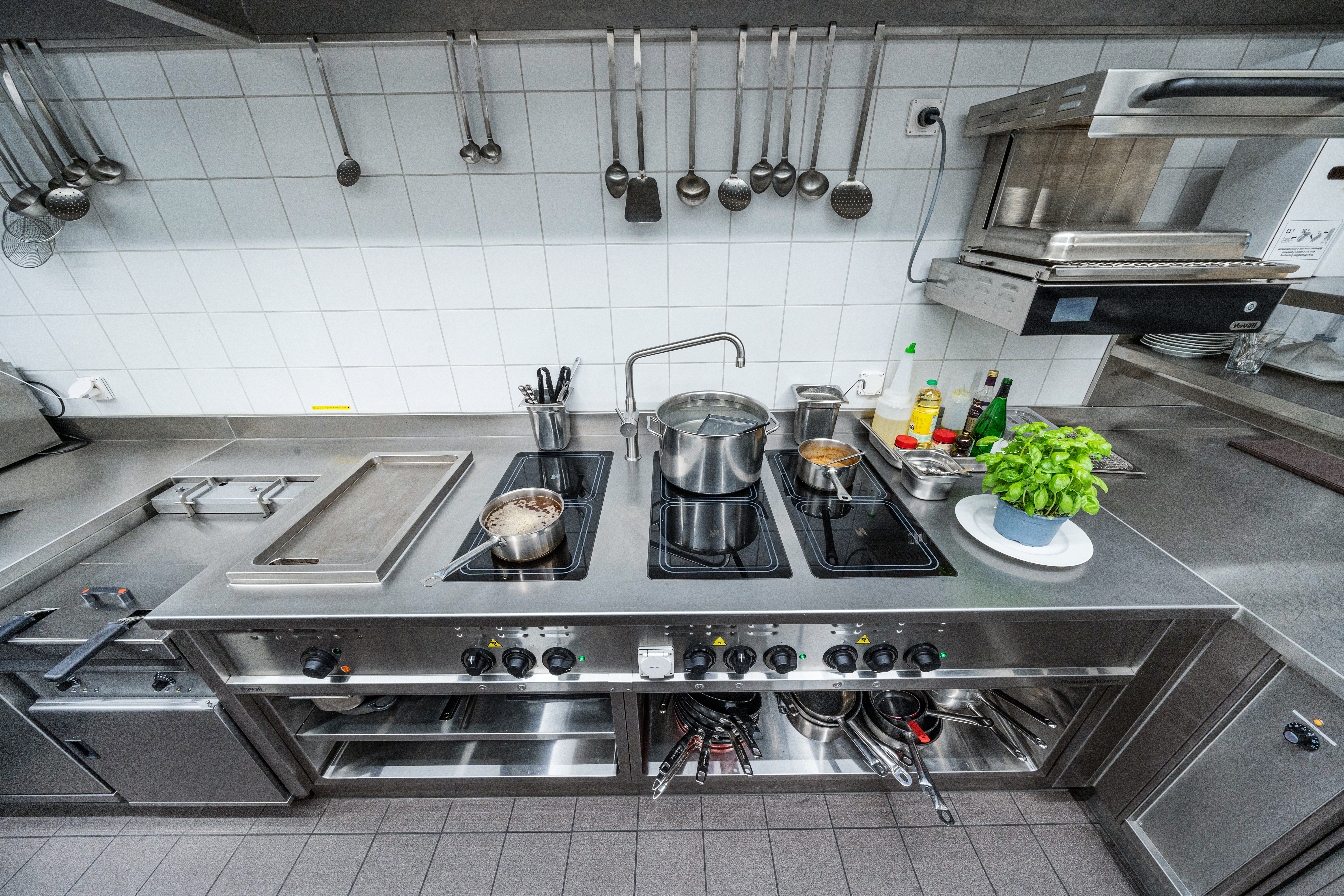 Top-Qualität aus Indonesien: Ein Nayati-Kochherd mit sechs Induktionskochfeldern und einem Salamander.