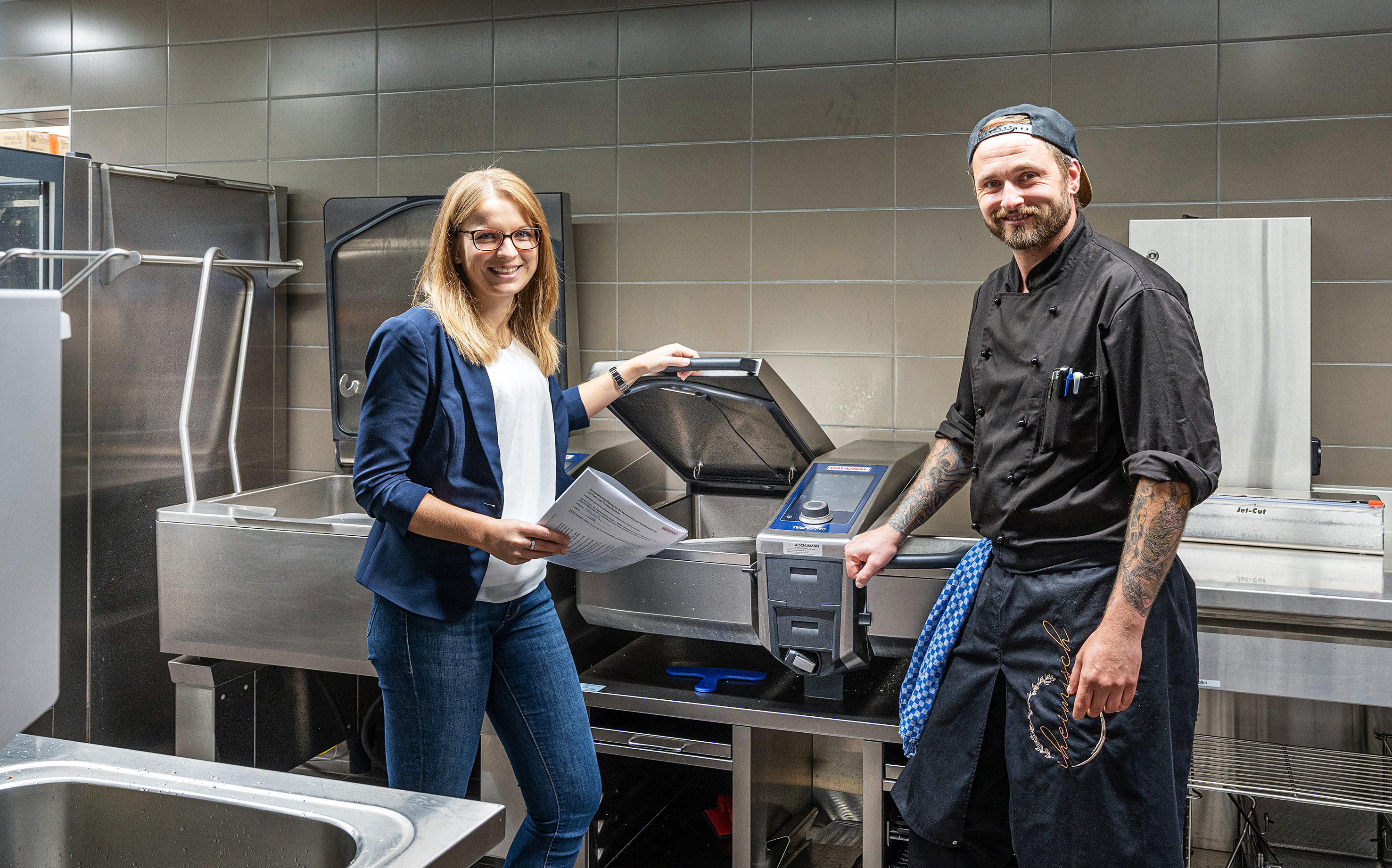 Michaela Kirschner, Marketingleiterin der DACH-Regionen bei Rational, und Küchenchef Nicolai Berger: Rational bietet Betriebsbegleitungen vor Ort an sowie weiterführende Trainings in der Academy. Das ist wichtig, um die Arbeitsabläufe zu verbessern und alles aus den Rational-Kochsystemen herauszuholen.
