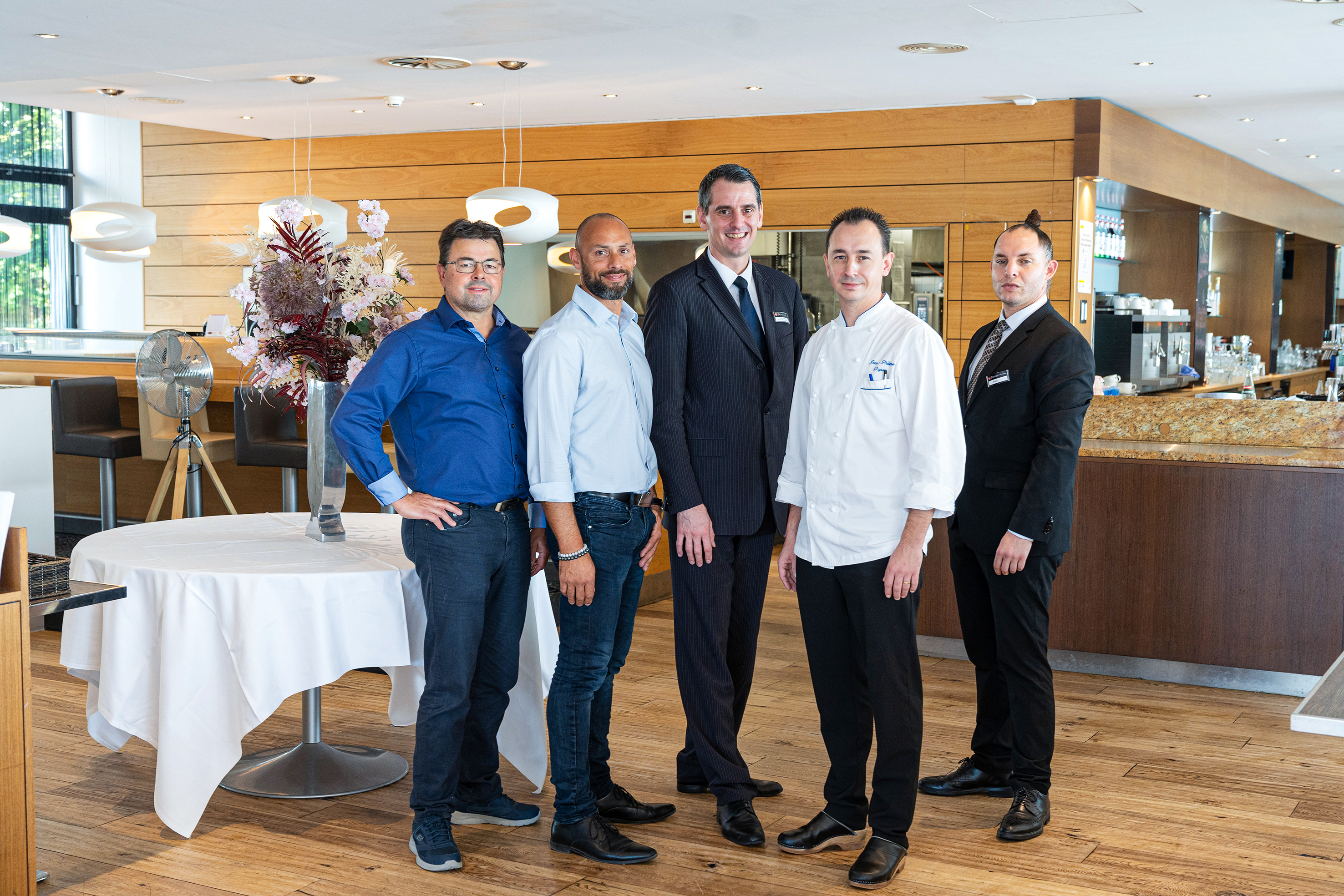 Personalwechsel in der Küche sind auch eine Chance: Der Kontakt zwischen Küchenchef Jean-Philippe Dupas (2.v.r.), Frühstücksmanager Billal Ghedj Ghedj (r.) und F&B-Manager Nicolas Muller (Mitte) sowie dem Hero-Team mit Peter Walther, Regionalverkaufsleiter West (l.) und Christophe Michel, Verkaufsberater der Regionen Jura, Neuchâtel, war ein Erfolg. 