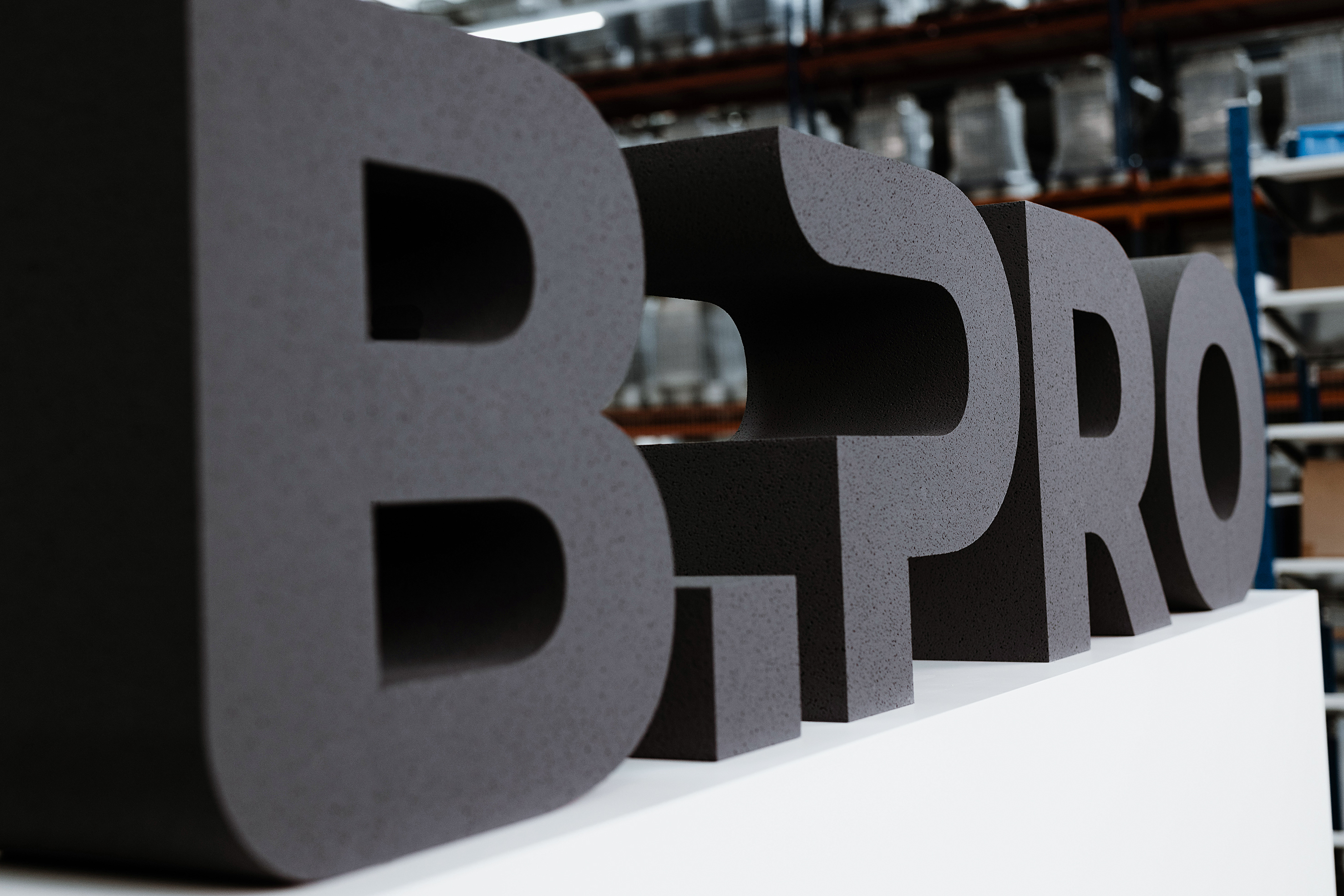 Blanco Professional wird zu B.PRO und tritt künftig mit einem völlig eigenständigen Namen auf. Kontinuität bleibt gewahrt: B.PRO gehört weiterhin zur Blanc & Fischer Familienholding. Ziel ist, mit unverwechselbarem Markenauftritt und schlanker Struktur für Kunden noch flexibler zu agieren. 