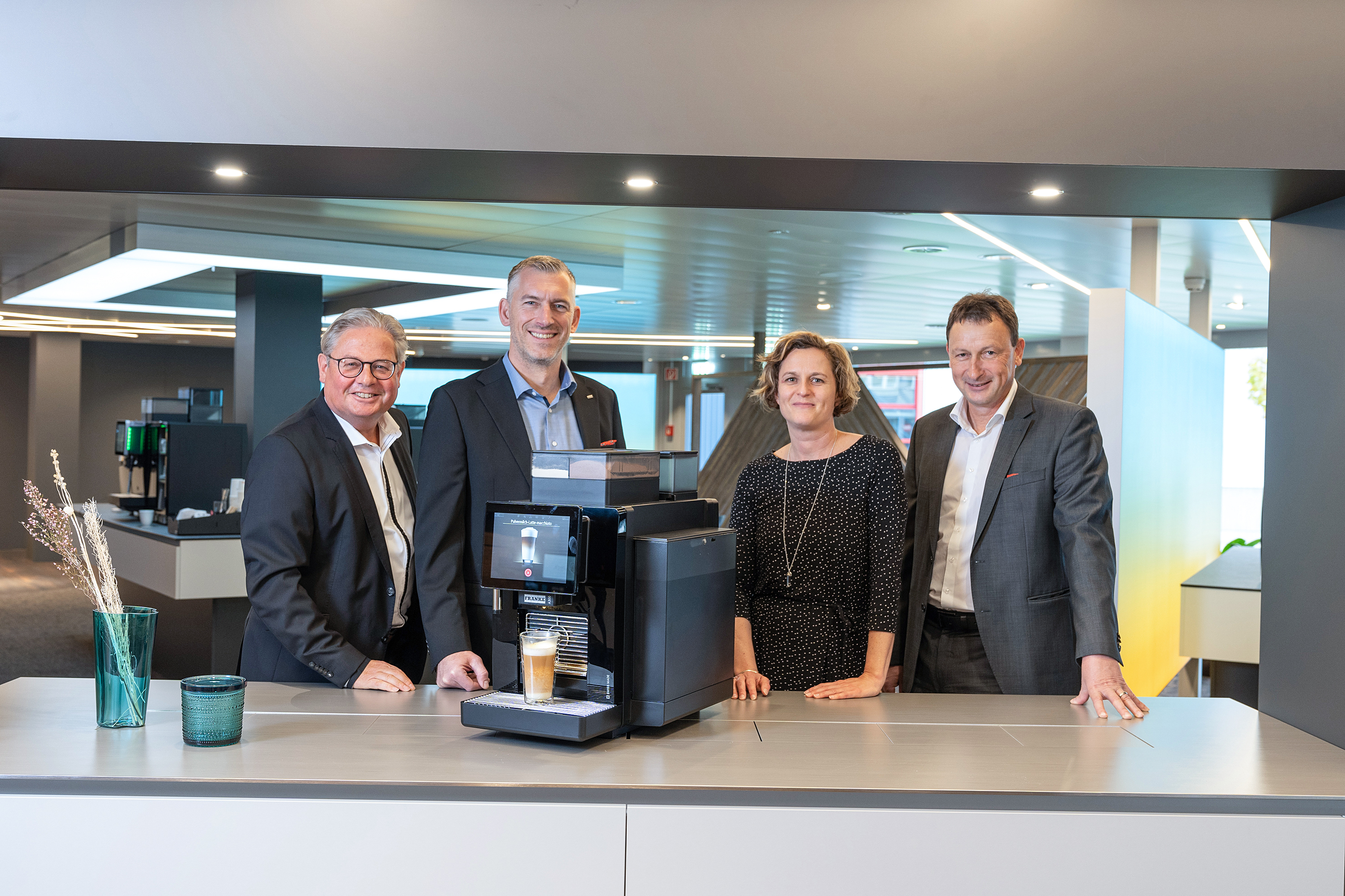Setzen sich mit Engagement für den perfekten Kaffee aus den besten Maschinen von Franke Coffee Systems ein (von links): Wolfgang Popp, Leiter Vertrieb Schweiz, Alain Schmid, Leiter Kundendienst Schweiz, Jessica Zöhner, Head of Global Marketing, sowie Christof Hurni, Vice President Technology. 