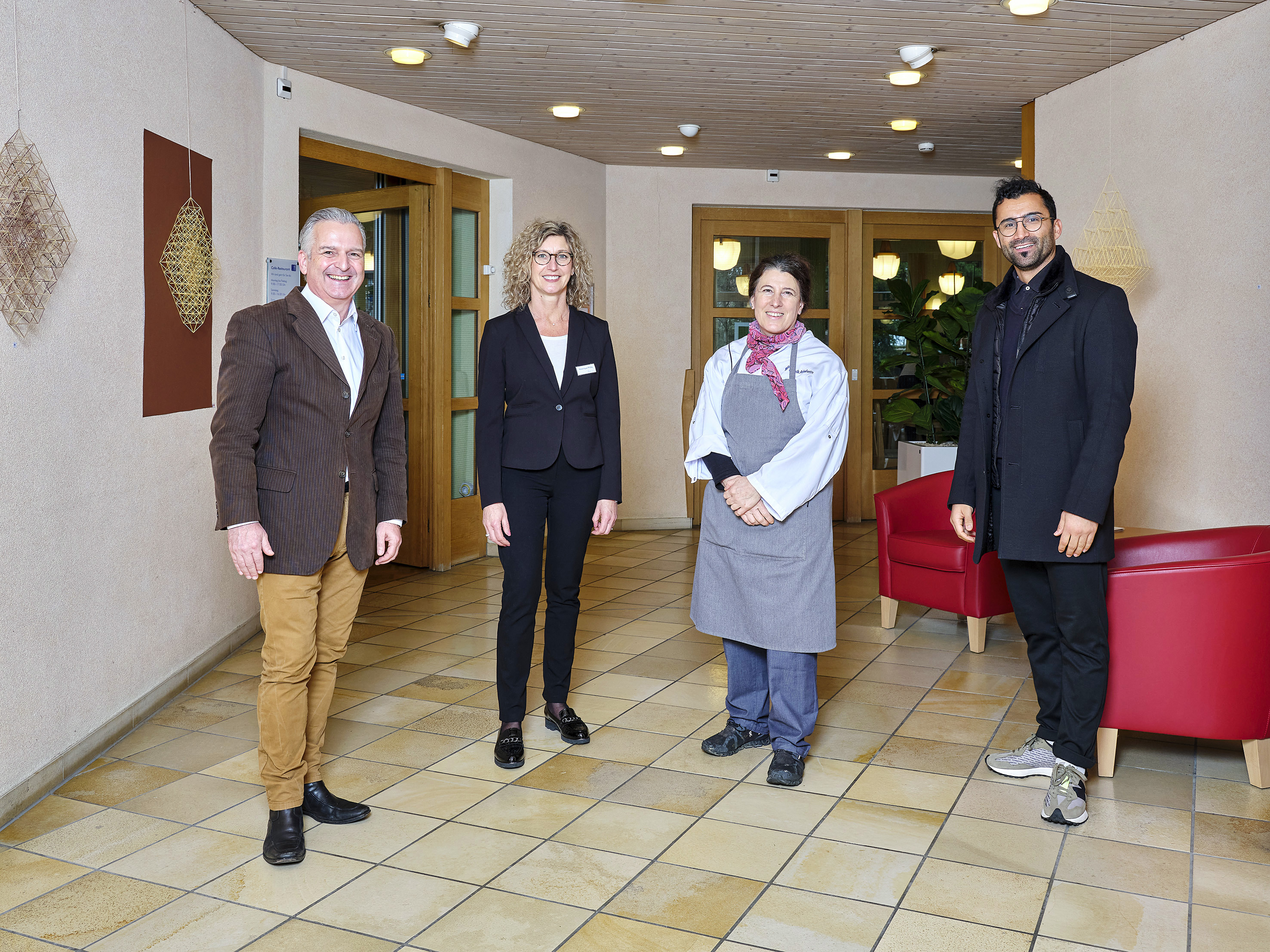 Veronique Wicky, Leiterin Hotellerie, Service & Events, Sabine Hagg, Leiterin der Gastronomie, und Mehmet Gecici, Projektleiter Neubau, schätzen die Zusammenarbeit mit Jakob Wagner (l.) von Meiko Green, seinen zuvorkommenden Service, den vertrauensvollen Umgang und die unkomplizierte Art.