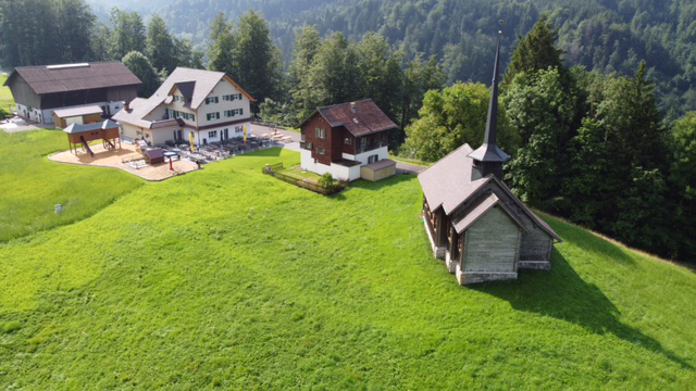 Schönes Ensemble: Die St. Antonius-Kapelle (rechts) und das Restaurant Kapelle Schwendenen (Mitte).  