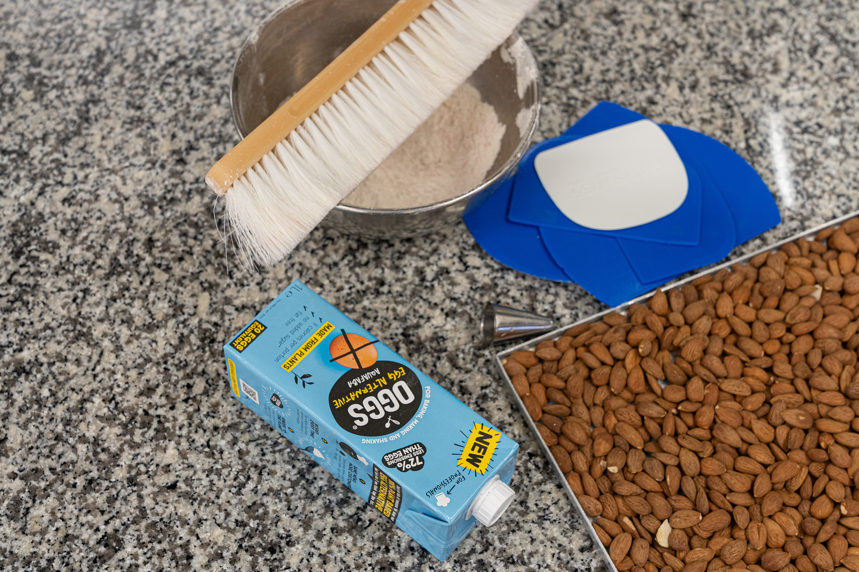 In 1-Liter-Tetrapack kann der flüssige Ei-Ersatz von OGGS zum Kochen und Backen verwendet und auch wieder eingefroren werden, falls nicht die ganze Menge auf einmal verwertet werden möchte.