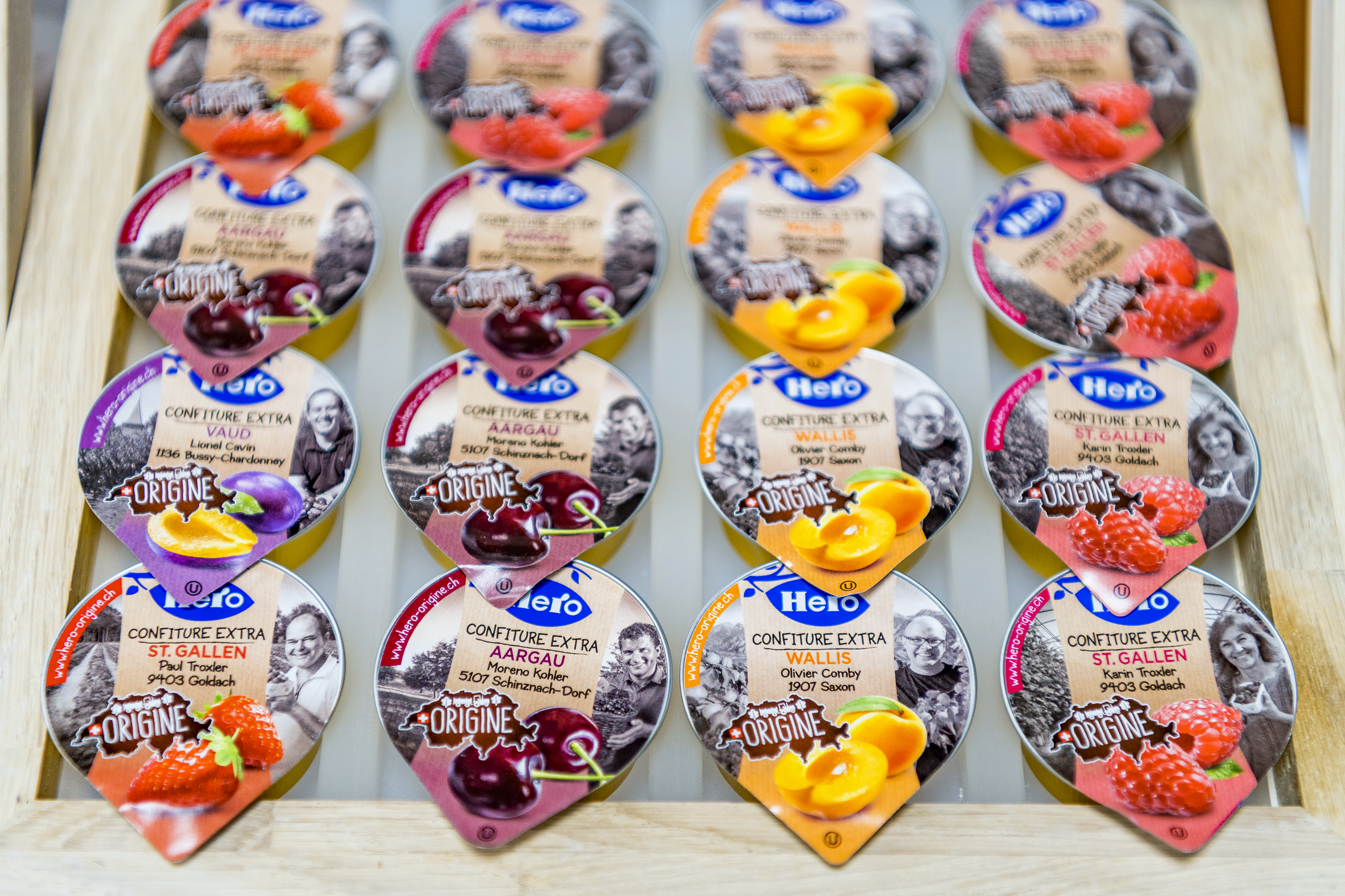 Hier strahlen einem die Bäuerinnen und Bauern entgegen: Paul Troxler mit seinen Erdbeeren, Moreno Kohler und seine Kirschen, Olivier Comby auf der Aprikosenkonfi und Karin Troxler mit ihren Himbeeren.