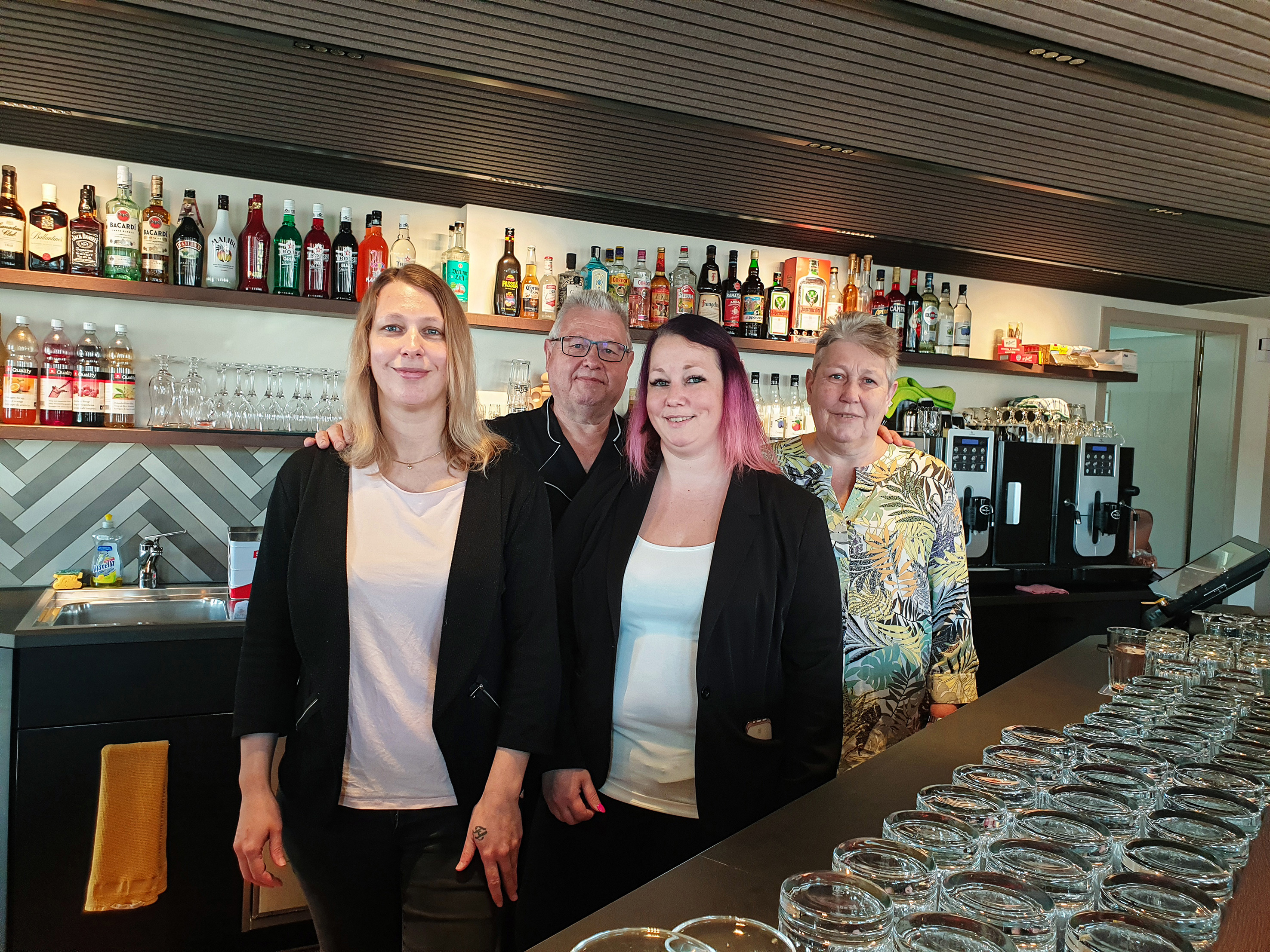 Ein Familienbetrieb seit Generationen: Stefanie und Tanja Bolliger mit ihren Eltern Alfred und Yvonne Bolliger.