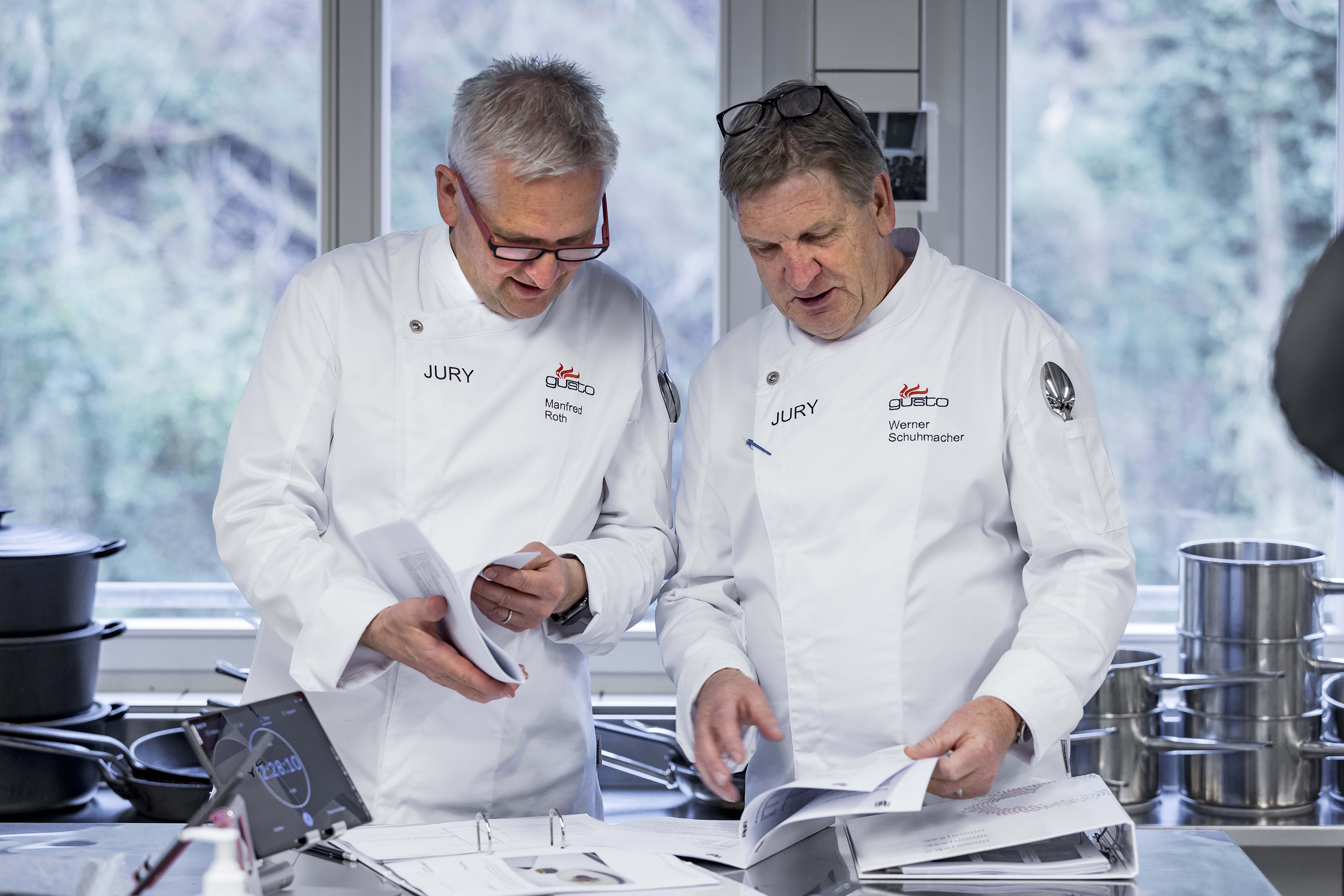 Die Jury bei der Arbeit: Im Bild Werner Schuhmacher (rechts) und Manfred Roth.