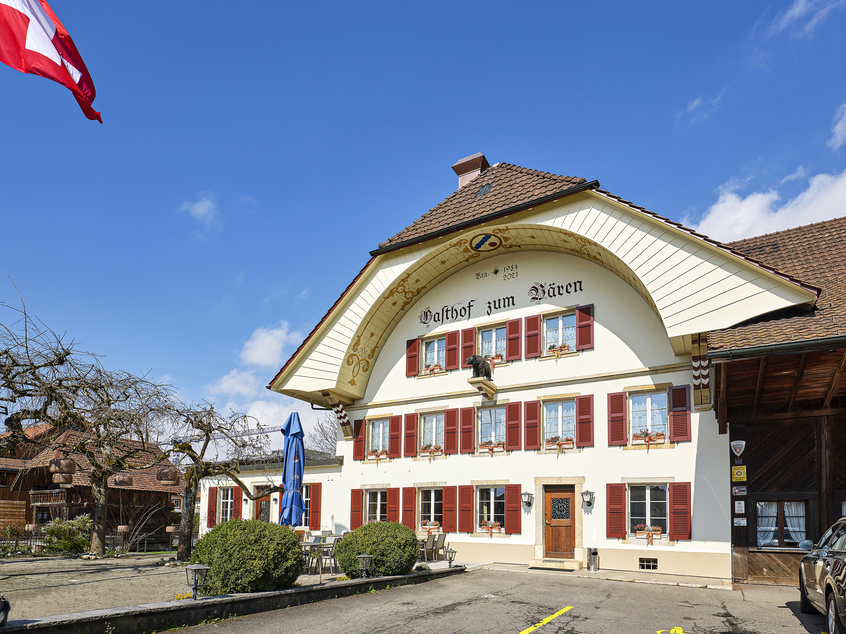 Umfassender Umbau: Die Gschwend AG Gastro-Bau machte den denkmalgeschützten Bären im bernischen Niederbipp mit Baujahr 1838 fit für die Zukunft, unter anderem mit der Umgestaltung der zweistöckigen Wirtewohnung in elf Hotelzimmer.